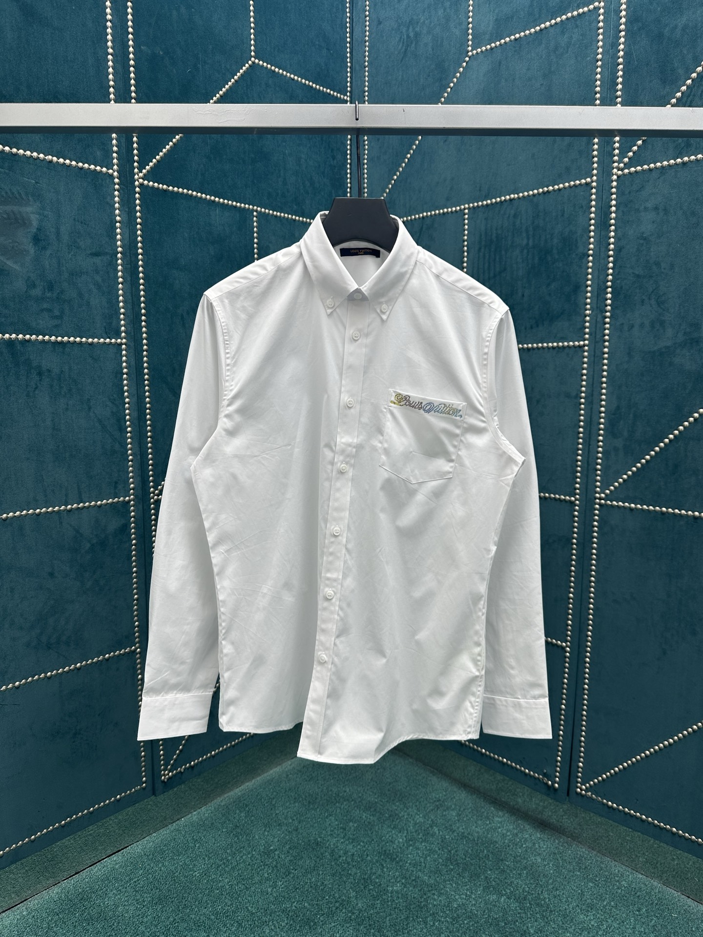 NO:482583,Donkey 25ss new cotton Oxford shirt uses colorful rhinestone to express the gradient Louis Vuitton logo in chest pockets, and then borrows the buttoned collar and back. The Marque L.Vuitton Déposée label is perfect and exquisite, and can easily upgrade various styles. S.M.L.XL.XXL.,,louis vuitton,louis vuitton,louis vuitton,shirts,alexander wang19860909驴家 25ss新款棉质牛津衬衫以缤纷莱茵石于胸袋抒写渐变路易威登标识,再借系扣衣领和后部 Marque L.Vuitton Déposée 标签完善考究风范,可轻松升级各式造型. 码数S.M.L.XL.XXL.,,louis vuitton,louis vuitton,louis vuitton,shirts,alexander wang,Men's clothing