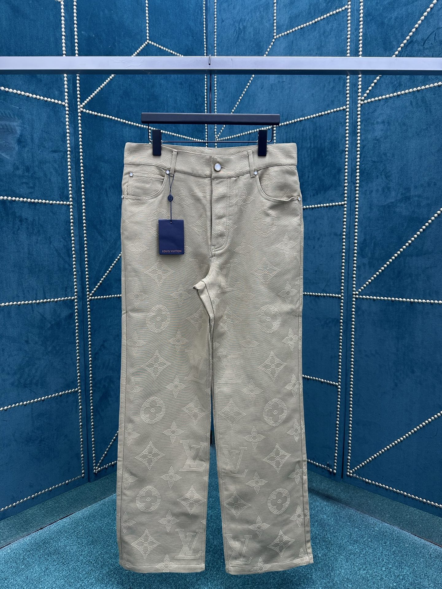 NO:482572,The new cotton skateboard 25s new cotton skateboard pants are dyed in elegant colors, and relying on embroidery technology to depict the three-dimensional Safari Monogram pattern from the 2025 spring and summer fashion show, and then the back is decorated with Damier tags. It can create a neat look with the same jacket-style shirt. S.M.L.XL.,,louis vuitton,louis vuitton,jackets & coats,shirts,alexander wang19860909驴家25s新款棉质滑板裤浸染优雅色调,依托刺绣工艺描绘出自 2025 春夏时装秀的立体 Safari Monogram 图案,再为后部点缀 Damier 标签.可与同款夹克式衬衫打造利落造型. 码数S.M.L.XL.,,louis vuitton,louis vuitton,jackets & coats,shirts,alexander wang,Men's clothing