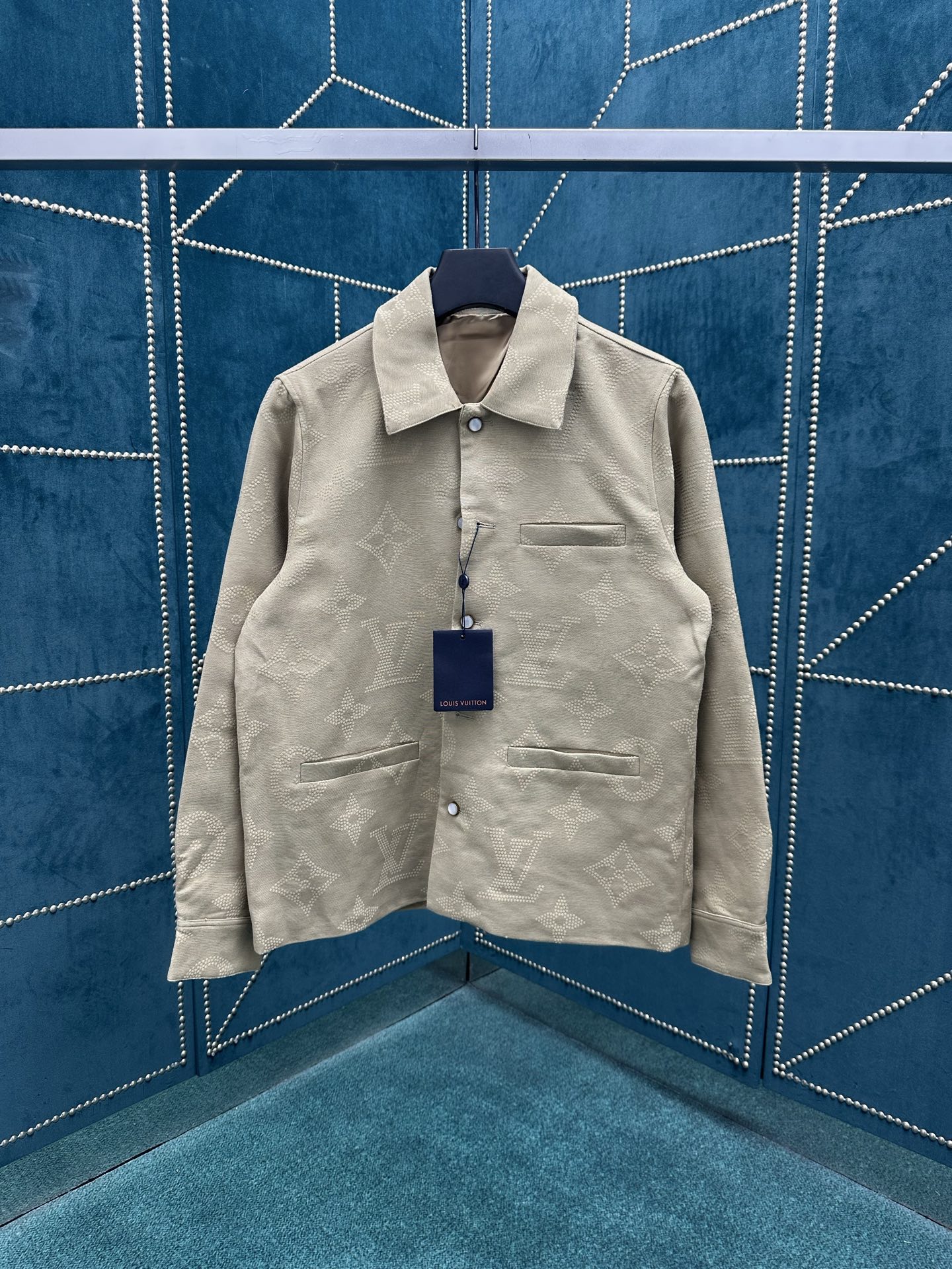 NO:482577,The new jacket-style shirt of the Donkey 25ss is laid out for cotton. The Safari Monogram pattern of the 2025 spring and summer show is created with embroidery technology to create a 3D effect. The pearlescent buttons illuminate the elegant design, which can jointly highlight the brand style with the same trousers. S.M.L.XL.,,louis vuitton,louis vuitton,jackets & coats,shirts,alexander wang19860909驴家25ss新款夹克式衬衫为棉布铺陈 2025 春夏秀场的 Safari Monogram 图案,以刺绣工艺营造 3D 效果.珠光纽扣点亮闲雅设计,可与同款长裤共同彰显品牌格调. 码数S.M.L.XL.,,louis vuitton,louis vuitton,jackets & coats,shirts,alexander wang,Men's clothing