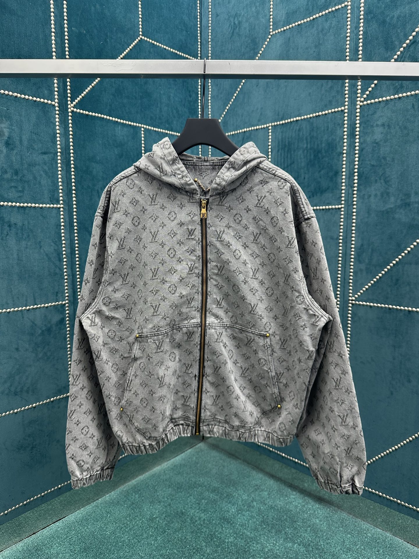 NO:482566,Donkey 25ss new denim hooded jacket is shiny and charming, making the daytime look more outstanding. The jacket is sewn with denim and printed with Monogram jacquard patterns to create a dazzling and outstanding look. High-version of the same style for men and women. S.M.L.XL.,,louis vuitton,louis vuitton,jackets & coats,hats,alexander wang19860909驴家25ss新款牛仔连帽外套闪烁迷人,令日间造型更见出众. 外套采用牛仔布缝制,满印Monogram提花图案,缔造夺目出众的造型.高版本 男女同款 码数S.M.L.XL.,,louis vuitton,louis vuitton,jackets & coats,hats,alexander wang,Men's clothing
