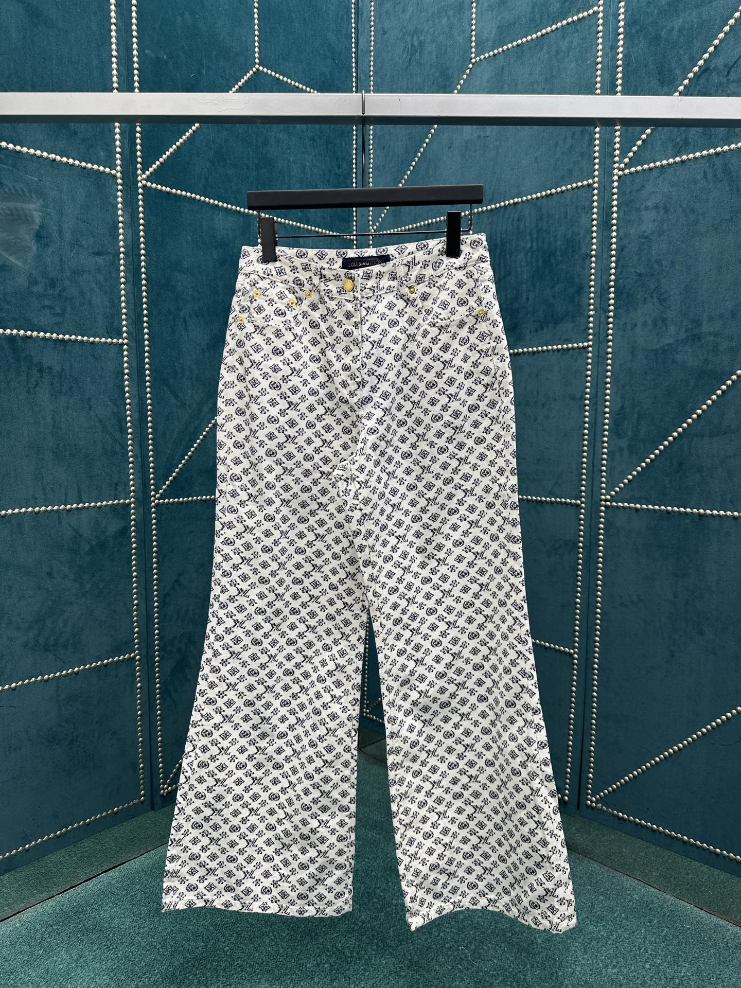 NO:482560,Donkey 25ss new denim micro-flare denim trousers, classic mid-to-high waist design, high version, women's model size 36.38.40.,,louis vuitton,louis vuitton,alexander wang19860909驴家25ss新款丹宁微喇叭牛仔长裤,经典中高腰设计,高版本,女款 码数36.38.40.,,louis vuitton,louis vuitton,alexander wang,Men's clothing