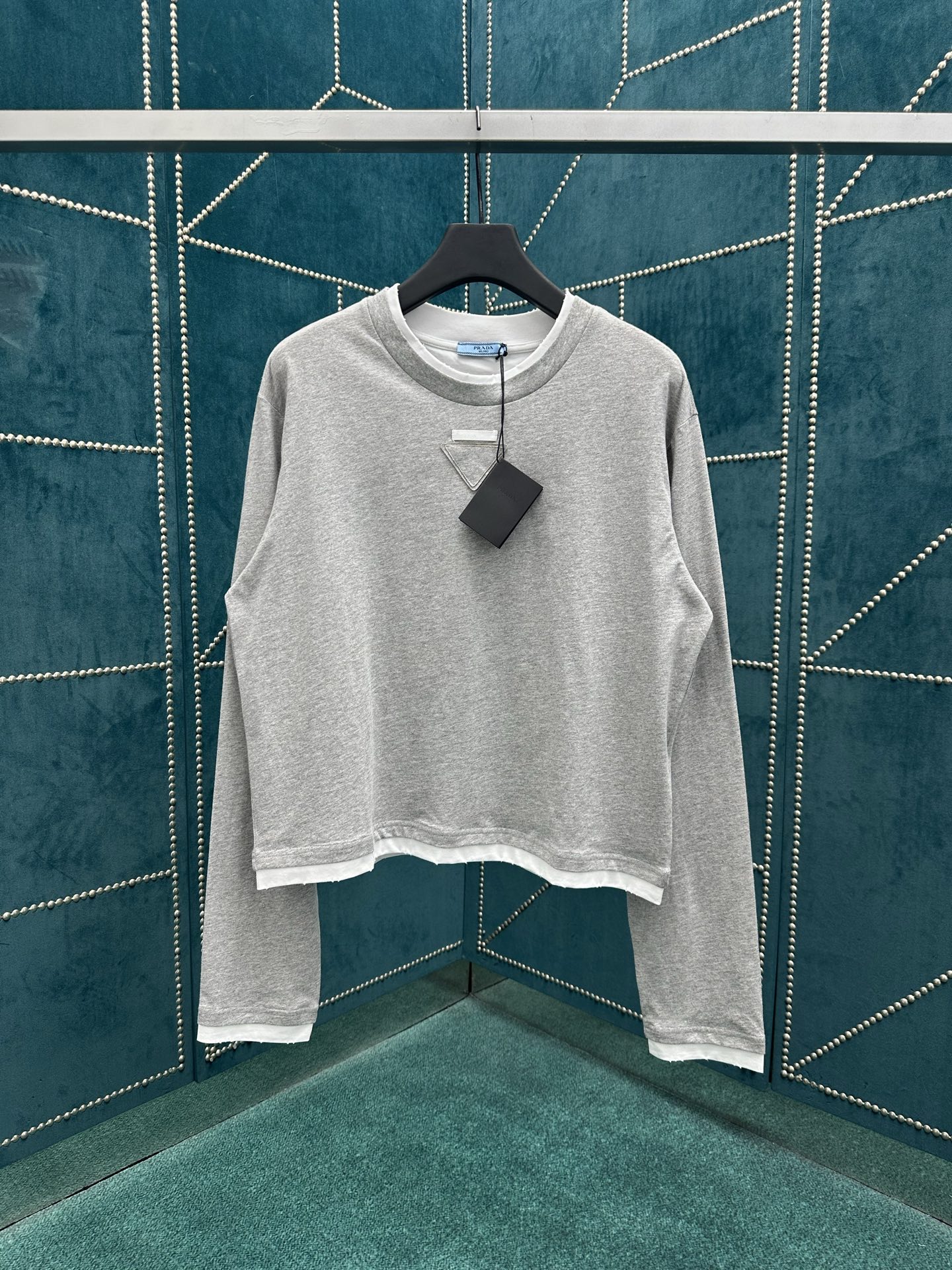 NO:482554,Prada 25ss new long-sleeved T-shirt gives the wardrobe basic items a new personality through hierarchical design. Jersey clothes are loosely silhouetted and decorated with a triangle logo tone. S.M.L., prada,tees, t-shirt, alexander wang19860909普拉达 25ss新款长袖T恤通过层次设计赋予衣橱基础单品新的个性.平纹针织衣物呈现宽松廓形,并以同色三角形徽标装饰. 码数S.M.L.,,prada,tees，t-shirt,alexander wang,Men's clothing