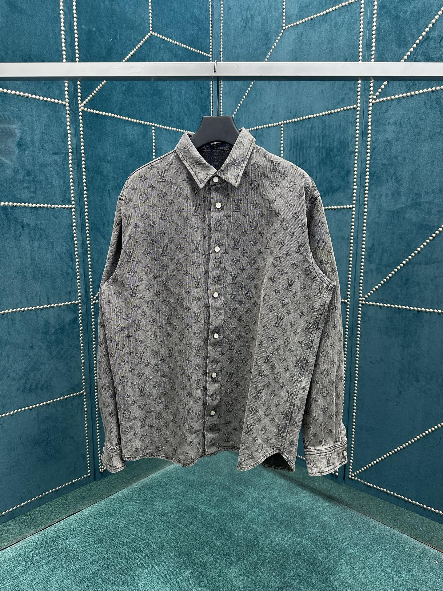 NO:503227,The new fashion show denim shirts from the fashion show are glittering and charming, making the daytime look more outstanding. The shirt jacket is sewn with denim, full of Monogram jacquard patterns, high-version, same style for men and women. S.M.L.XL.,,louis vuitton,louis vuitton,jackets & coats,shirts,alexander wang19860909驴家 新款时装秀的牛仔衬衫闪烁迷人,令日间造型更见出众. 衬衫外套采用牛仔布缝制,满印Monogram提花图案, 高版本 男女同款 码数S.M.L.XL.,,louis vuitton,louis vuitton,jackets & coats,shirts,alexander wang,Men's clothing