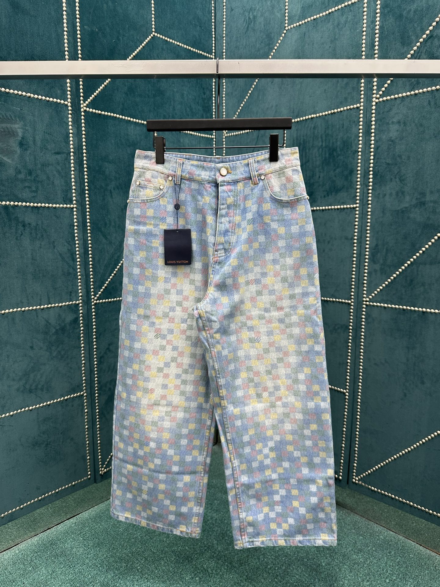 NO:501973,Donkey 25ss new wide-leg jeans draw inspiration from the spring and summer show set, depicting the new season of LV Vers Damier printing for washing tannin, and integrating the Marque L.Vuitton déposée logo into it to greet the flags of the UNESCO roof garden. Damier nickname is placed on the back of the waist, and pearlescent rivets add another exquisite touch. The number is 29.30.31.32.,,louis vuitton,louis vuitton,versace,louis vuitton,jeans,alexander wang19860909驴家25ss新款阔腿牛仔裤向 春夏秀场布景汲取灵感,为水洗丹宁布描绘新季 LV Vers Damier 原色印花,并将 Marque L.Vuitton déposée 标识融入其间,致意联合国教科文组织屋顶花园的各国旗帜.Damier 正绒面革标签栖身后腰,珠光铆钉再添考究一笔. 码数29.30.31.32.,,louis vuitton,louis vuitton,versace,louis vuitton,jeans,alexander wang,Men's clothing