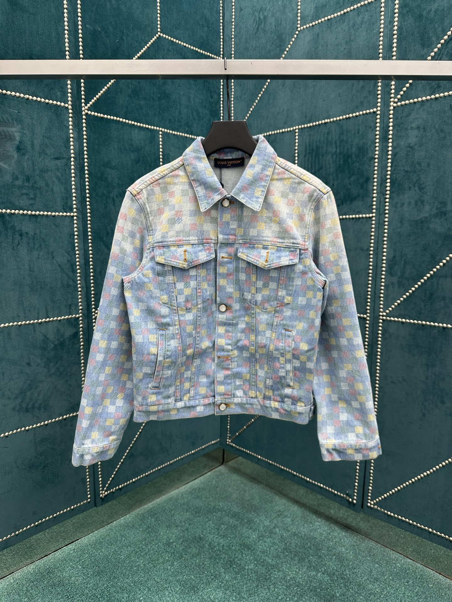 NO:501978,Donkey 25ss new truck jacket is made of water-washed tannin, integrating the Marque L.Vuitton Déposée logo into LV Vers Damier plaid, cleverly retraces the spring and summer show style. The original color hand-painted print echoes the colorful flag of the UNESCO roof garden, and the pearlescent buttons add a touch of exquisiteness. The number of codes is 46.48.50.52.,,louis vuitton,louis vuitton,versace,louis vuitton,jackets & coats,alexander wang19860909驴家 25ss新款卡车夹克取材水洗丹宁布,将 Marque L.Vuitton Déposée 标识融入 LV Vers Damier 格纹,巧妙回溯 春夏秀场风采.原色手绘效果印花呼应联合国教科文组织屋顶花园的缤纷旗帜,珠光纽扣再添考究一笔. 码数46.48.50.52.,,louis vuitton,louis vuitton,versace,louis vuitton,jackets & coats,alexander wang,Men's clothing