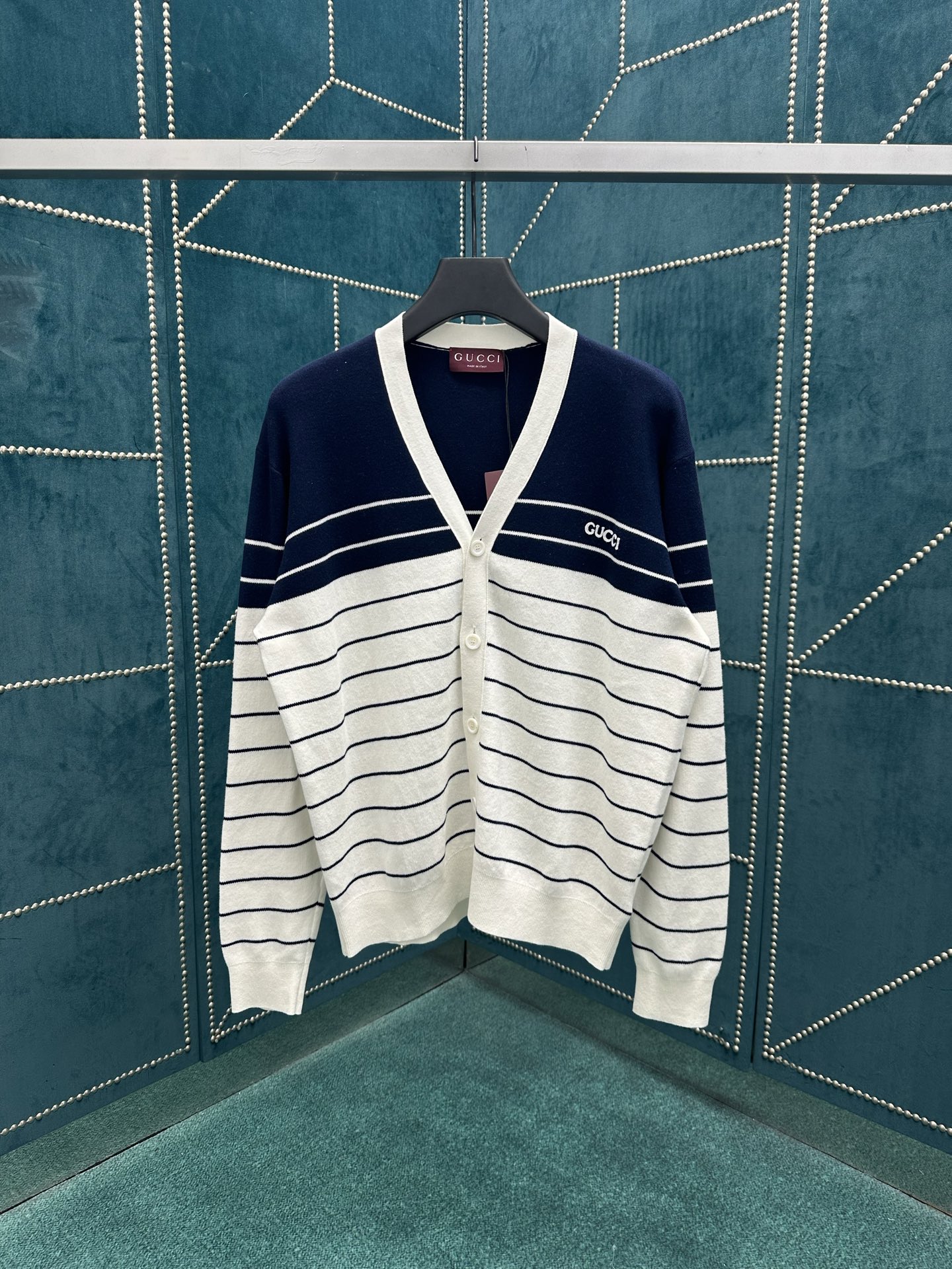 NO:501945,G Home 25ss new V-neck knitted cardigan selected striped knitted cotton, craftsmanship and Gucci embroidery, showing a unique style. S.M.L.XL., gucci, gucci, alexander wang19860909G家25ss新款V领针织开衫甄选条纹针织棉打造,匠心融蕴Gucci刺绣,尽显别样风采. 码数S.M.L.XL.,,gucci,gucci,alexander wang,Men's clothing