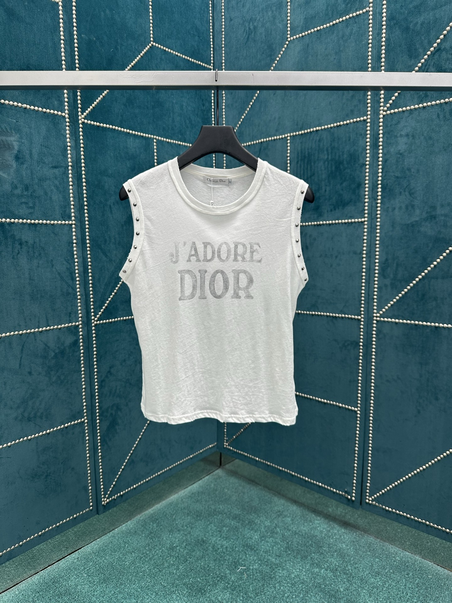 NO:491072,Dior 25ss new white vest is decorated with J'Adore Dior. It is carefully crafted from cotton jersey fabric, with a slim fit and a metal rivet. It can add exquisite style to all shapes, suitable for all seasons. S.M.L.,,dior,dior,alexander wang19860909迪奥 25ss新款白色背心饰以 J'Adore Dior 字样.采用棉质平纹针织面料精心制作,修身版型,袖孔点缀以金属铆钉.可为各式造型增添精致风格,四季皆宜. 码数S.M.L.,,dior,dior,alexander wang,Men's clothing
