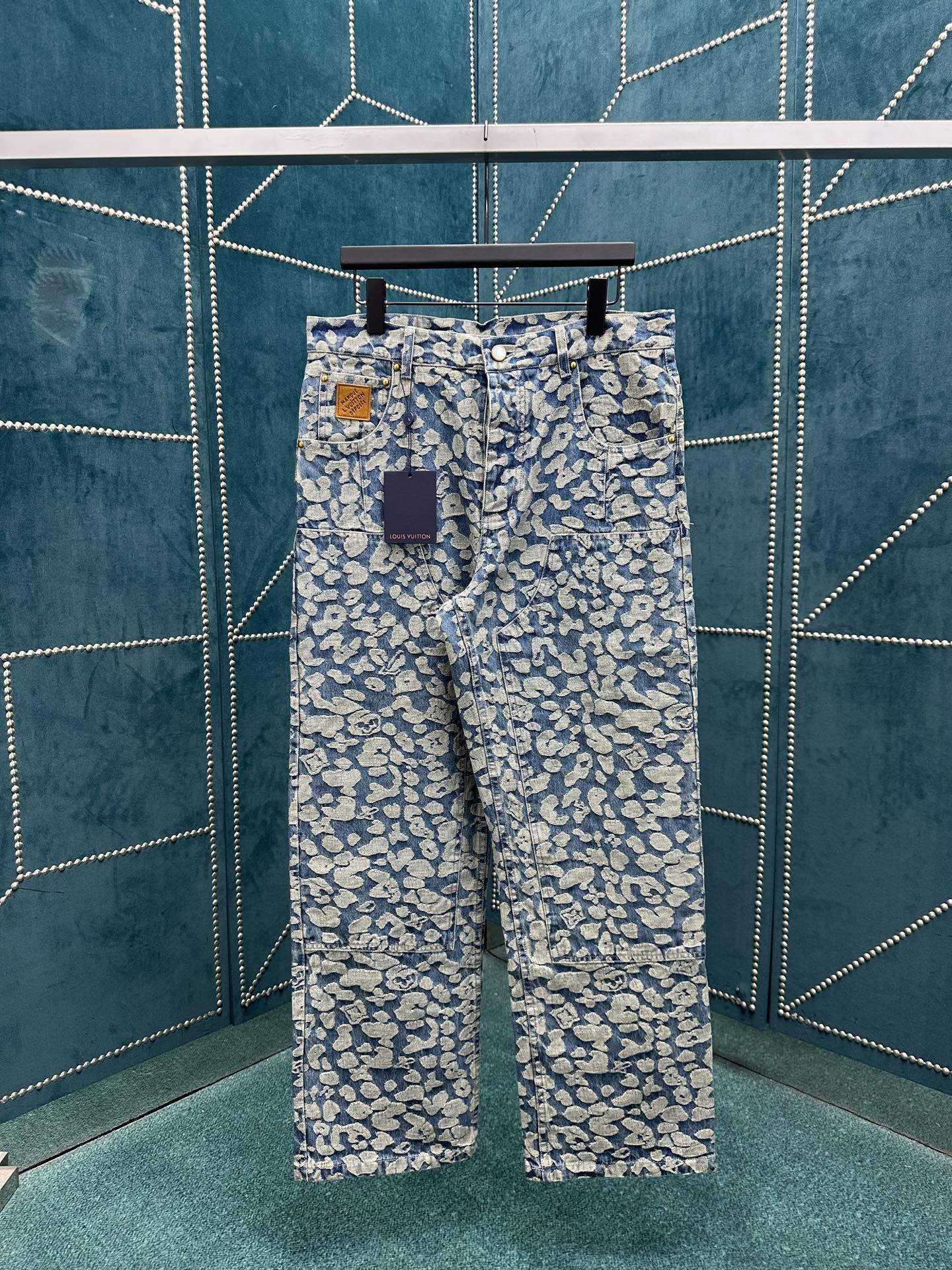 NO:491176,Donkey 25ss new washing work jeans are from the 2025 autumn and winter series created by Pharrell Williams and Nigo, which interprets modern leopard print in a street style. The classic camouflage jacquard designed by Nigo is integrated into the Monogram logo, and the loose silhouette and splicing structure can inject a modern atmosphere into the casual shape. S.M.L.XL.,,louis vuitton,louis vuitton,jeans,alexander wang19860909驴家 25ss新款水洗工装牛仔裤出自 Pharrell Williams 与 Nigo 合作打造的 2025 秋冬系列,以街头风范演绎摩登豹纹.Nigo 设计的经典迷彩提花融入 Monogram 标识,宽松廓形与拼接结构可为休闲造型注入摩登气息. 码数S.M.L.XL.,,louis vuitton,louis vuitton,jeans,alexander wang,Men's clothing