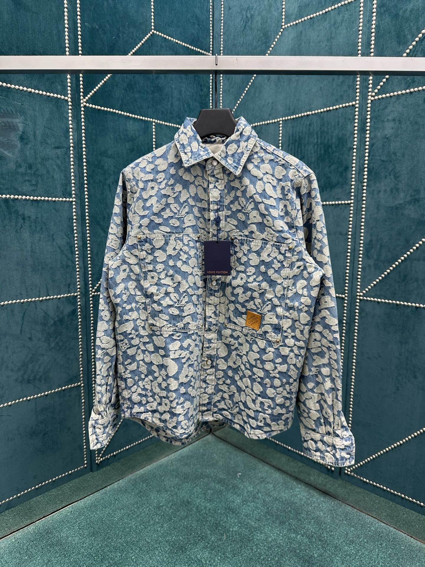 NO:491180,Donkey 25ss new washing workwear denim jacket is from the 2025 autumn and winter series created by Pharrell Williams and Nigo, which interprets modern leopard print with a street style. The classic camouflage jacquard designed by Nigo is integrated into the Monogram logo, and the loose silhouette and splicing structure can inject a modern atmosphere into the casual shape. S.M.L.XL.,,louis vuitton,louis vuitton,jackets & coats,alexander wang19860909驴家 25ss新款水洗工装牛仔夹克出自 Pharrell Williams 与 Nigo 合作打造的 2025 秋冬系列,以街头风范演绎摩登豹纹.Nigo 设计的经典迷彩提花融入 Monogram 标识,宽松廓形与拼接结构可为休闲造型注入摩登气息. 码数S.M.L.XL.,,louis vuitton,louis vuitton,jackets & coats,alexander wang,Men's clothing