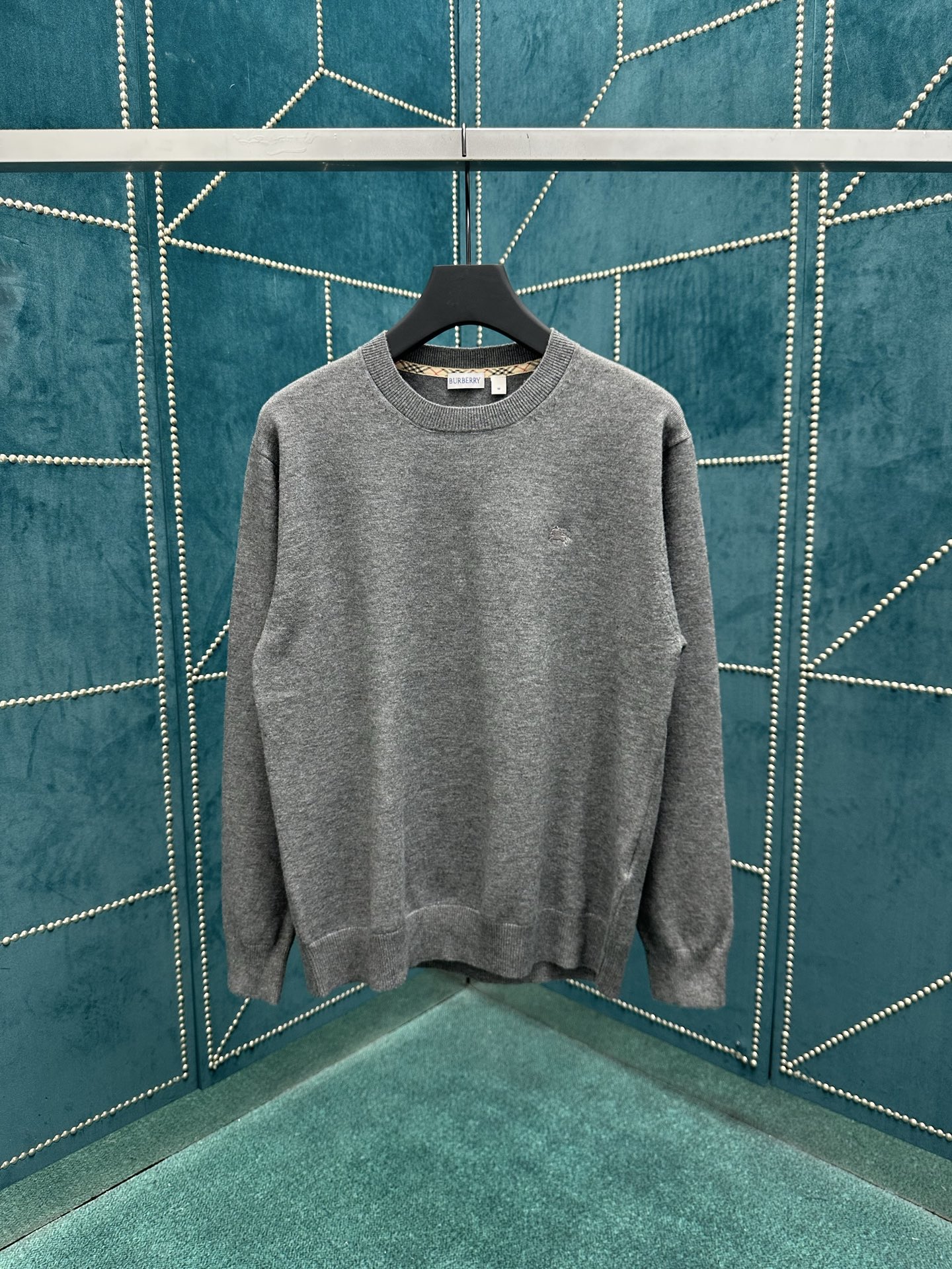 NO:496375,Burberry 25ss new knit sweater, made of light cashmere-blend flat fabric, embroidered with the same color Equestrian Knight logo (EKD) embroidery. The round neck style presents a slim fit, and the inner side of the neckline is low-key and Burberry plaid trim is integrated. S.M.L.XL.XXL.,,burberry,burberry,alexander wang19860909巴宝莉25ss新款针织衫,选用轻盈羊绒混纺平织面料打造,点缀同色系马术骑士徽标（EKD）刺绣.圆领款式,呈现修身版型,领口内侧低调融入 Burberry 格纹饰边. 码数S.M.L.XL.XXL.,,burberry,burberry,alexander wang,Men's clothing