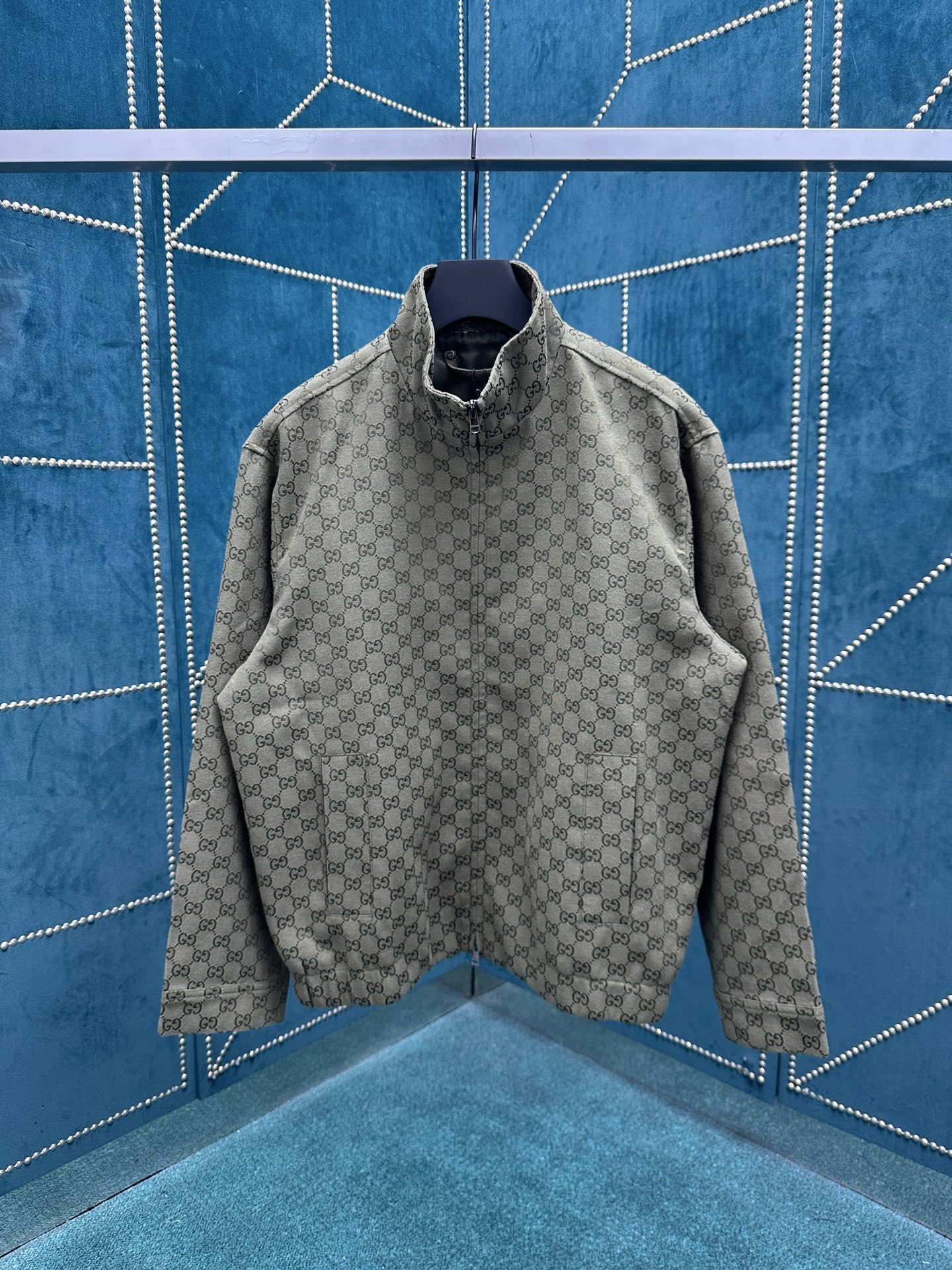 NO:496357,G Home 25ss new pilot jacket is made of forest green canvas, ingeniously embellishing the iconic GG letter interwoven pattern. S.M.L.XL., gucci, jackets & coats, alexander wang19860909G家 25ss新款飞行员夹克采用森林绿帆布打造,匠心缀饰标志性GG字母交织图案. 码数S.M.L.XL.,,gucci,jackets & coats,alexander wang,Men's clothing