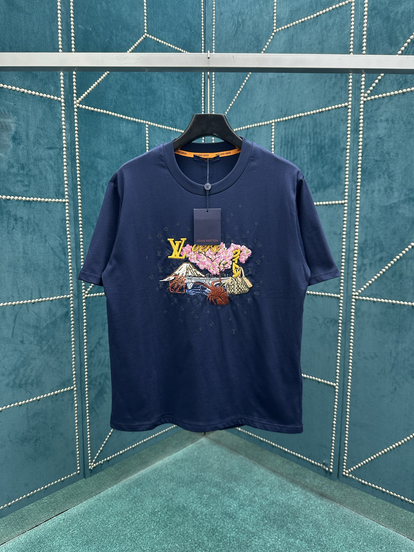 NO:496351,The new cotton T-shirt of Donkey 25ss captures Pharrell Williams and Nigo for the 2025 autumn and winter series. It uses a variety of embroidery needles to depict the vibrant beauty, showing the interesting fusion of Japanese traditional culture and brand elements. The low-key Monogram embroidery under the pattern adds delicate texture. S.M.L.XL.,,louis vuitton,louis vuitton,alexander wang19860909驴家25ss新款棉质 T 恤撷取 Pharrell Williams 与 Nigo 为 2025 秋冬系列联袂创作的图案,以多种刺绣针法描绘活力盎然的美景,展现日本传统文化与品牌元素的妙趣融合.图案下方的低调 Monogram 刺绣再添细腻肌理. 码数S.M.L.XL.,,louis vuitton,louis vuitton,alexander wang,Men's clothing