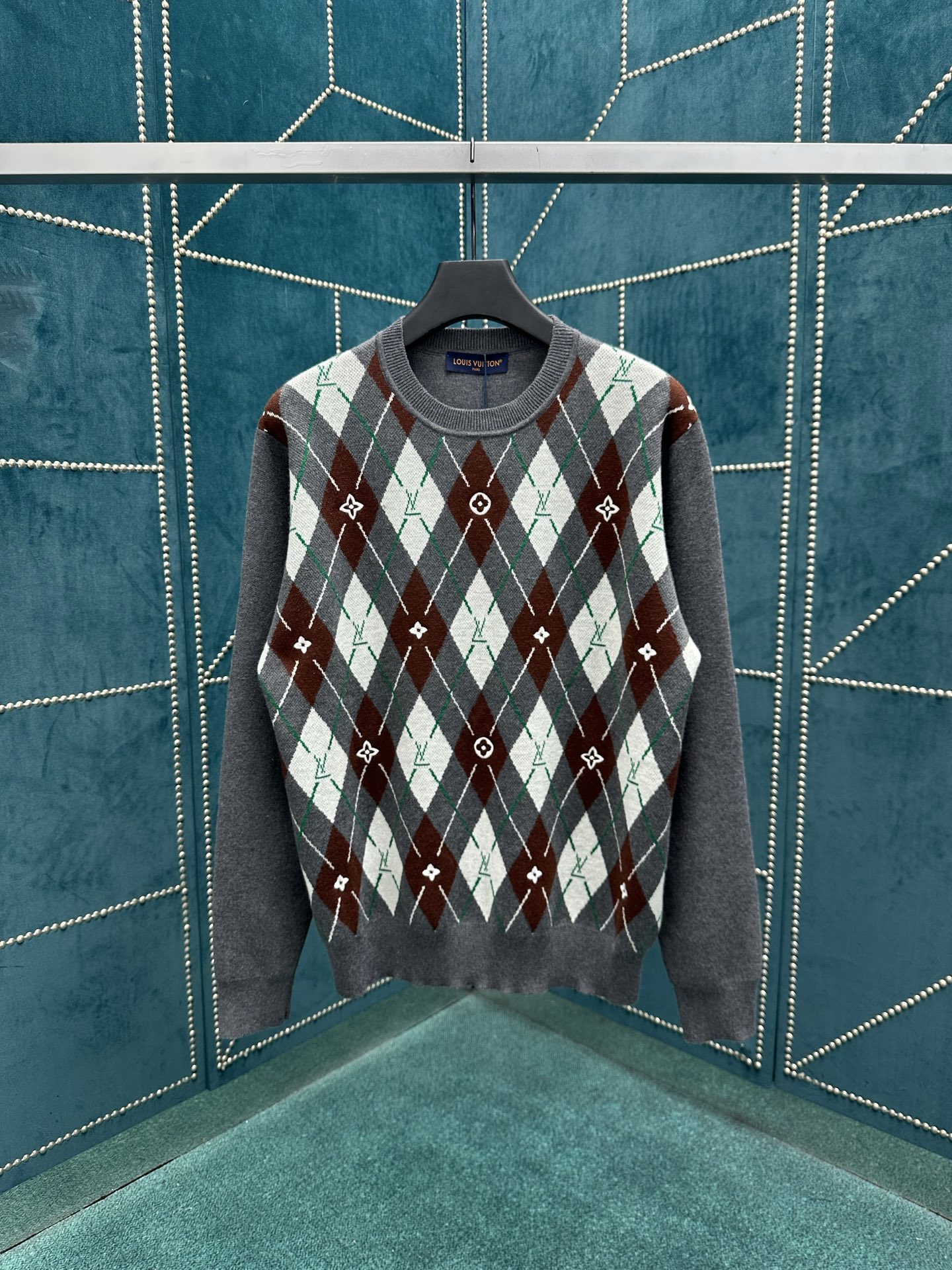 NO:496405,The new long-sleeved round-neck shirt of the Donkey House 25ss comes from the 2025 autumn and winter show, with delicate wool as an elegant look, and the front Argyle jacquard pattern is integrated with Monogram floral and LV logo embroidery, and the back LV Mount Fuji embroidery reveals the creativity of Pharrell Williams and Nigo. S.M.L.XL.,,louis vuitton,louis vuitton,louis vuitton,alexander wang19860909驴家 25ss新款长袖圆领衫出自 2025 秋冬秀场,以细腻羊毛为雅致造型注入学院气息.正面 Argyle 提花图案融入 Monogram 花卉和 LV 标识刺绣,背部 LV Mount Fuji 刺绣道出 Pharrell Williams 与 Nigo 的创意联袂. 码数S.M.L.XL.,,louis vuitton,louis vuitton,louis vuitton,alexander wang,Men's clothing