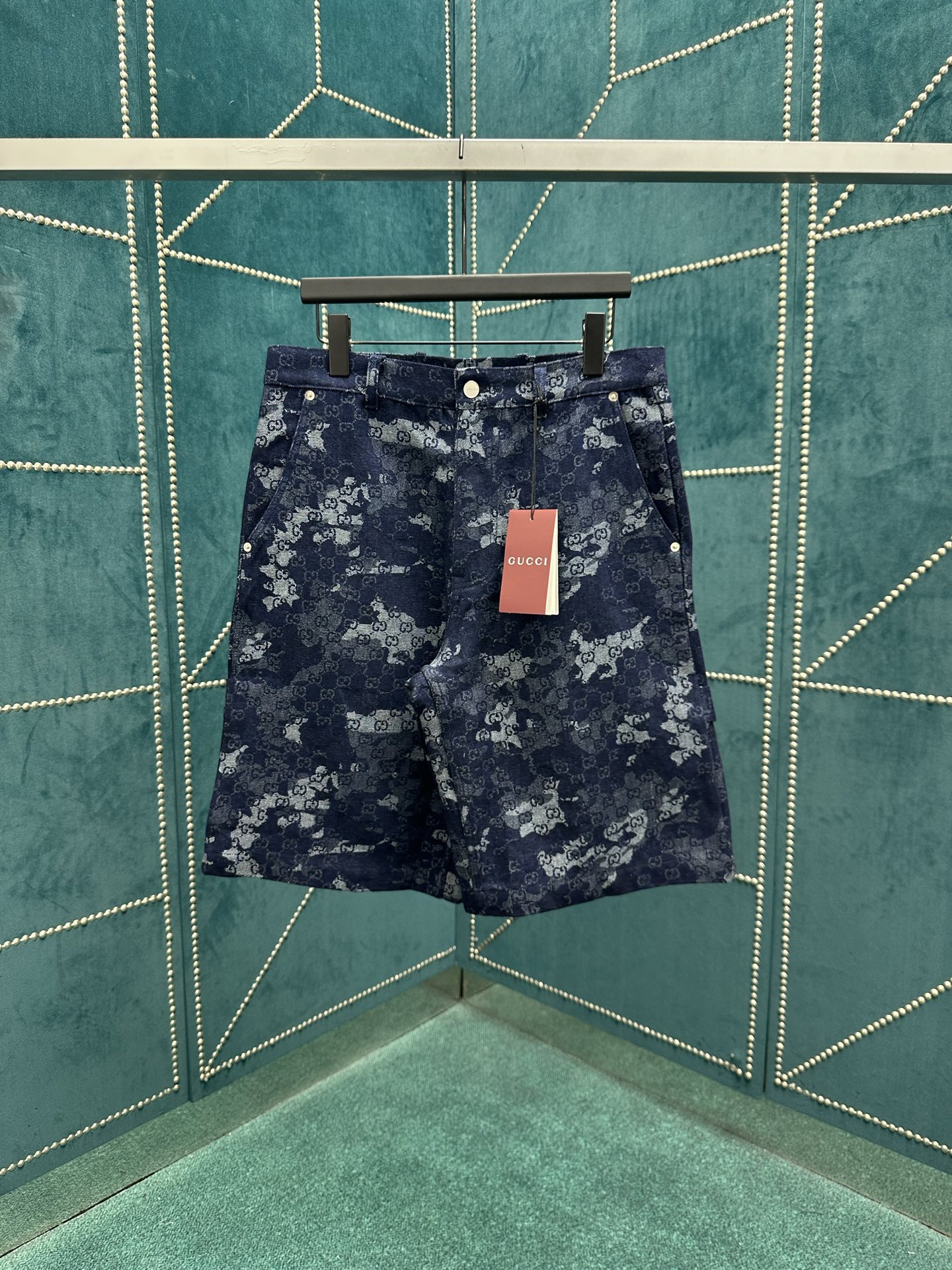 NO:496391,G Home 25ss new shorts are made of dark blue and ivory white GG marble-effect tannin jacquard fabric, embellished with Naplak leather labels, giving full play to the unique charm. S.M.L.XL., gucci, shorts, alexander wang19860909G家 25ss新款短裤采用深蓝色和象牙白GG大理石效果丹宁提花面料打造,缀饰Naplak皮革标签,尽释别样风韵. 码数S.M.L.XL.,,gucci,shorts,alexander wang,Men's clothing