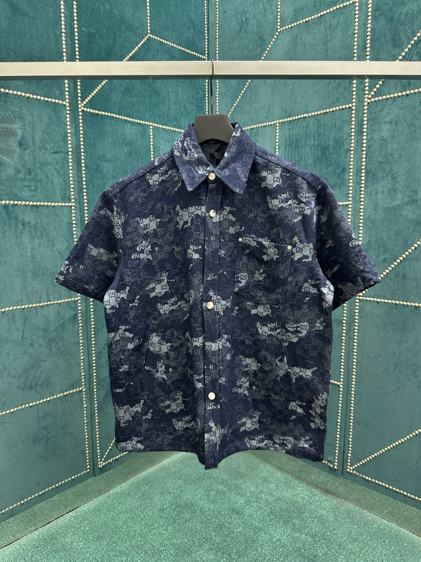 NO:496398,G Home 25ss new shirt is made of dark blue and ivory white GG marble-effect tannin jacquard fabric, embellished with Gucci metal buttons, giving it a unique charm. 46.48.50.52., gucci,gucci,shirts,alexander wang19860909G家 25ss新款衬衫采用深蓝色和象牙白色GG大理石效果丹宁提花面料打造,缀饰Gucci金属纽扣,尽释别样风韵. 码数46.48.50.52.,,gucci,gucci,shirts,alexander wang,Men's clothing