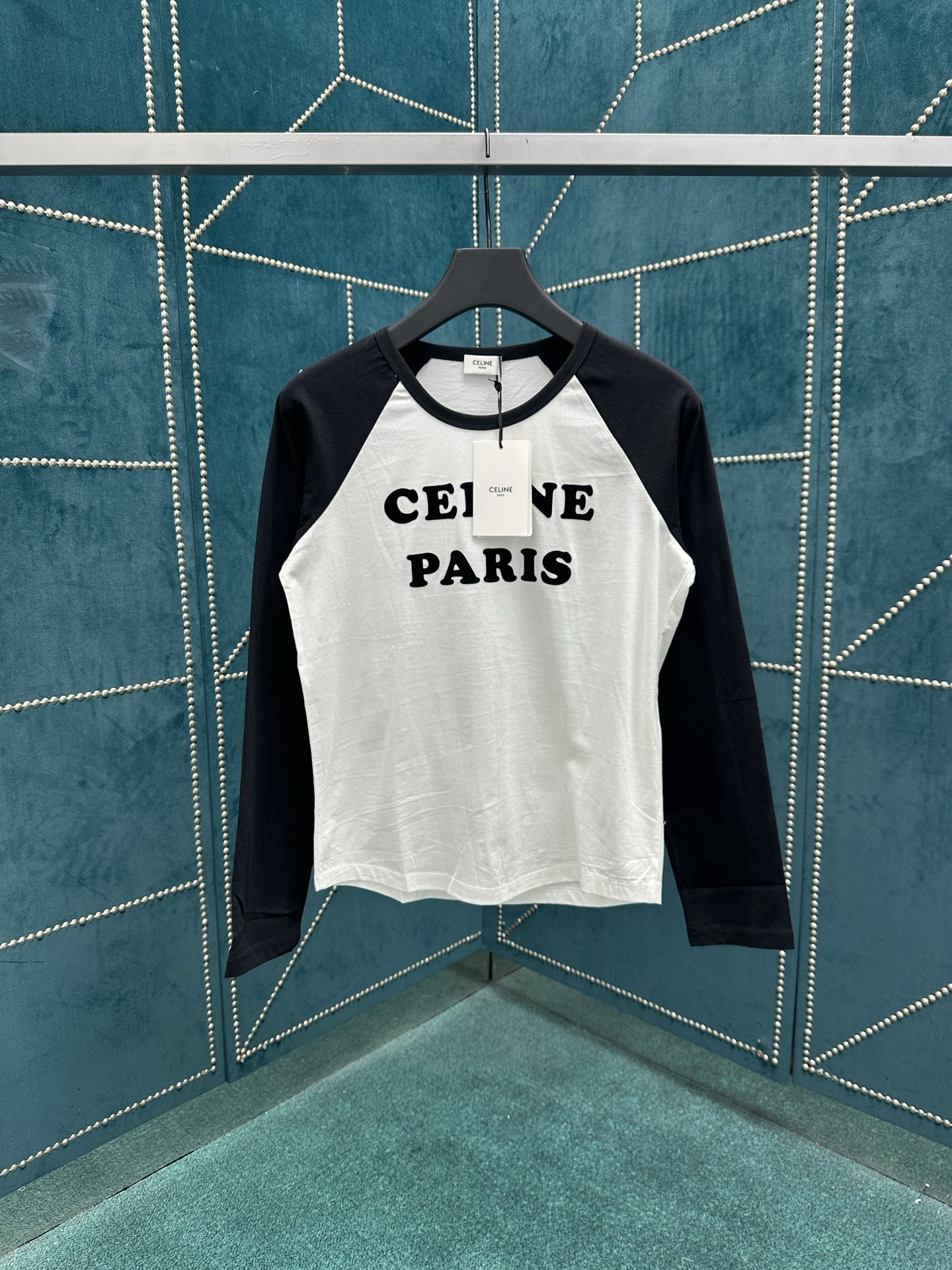 NO:496362,Celine 25ss new letter round neck rammed shoulder long sleeve T-shirt for women white high version S.M.L., celine,tees, t-shirt, alexander wang19860909赛琳 25ss新款字母圆领插肩长袖 T恤 女款 白色高版本 码数S.M.L.,,celine,tees，t-shirt,alexander wang,Men's clothing