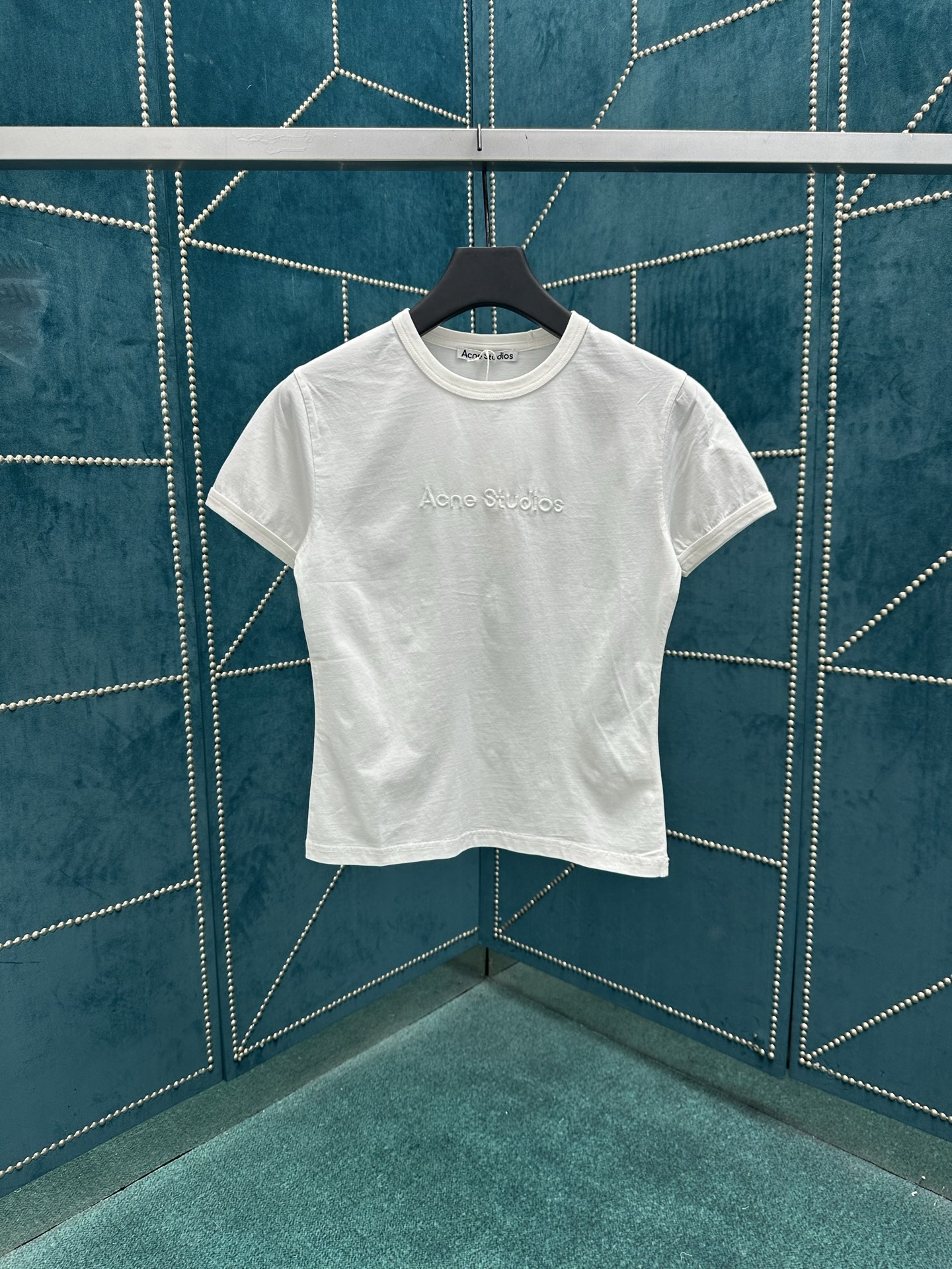 NO:496350,Acne25ss new solid color letter embroidered short round neck short sleeve T-shirt for women High-version S.M.L.,,acne studios, T-shirt,tees, t-shirt,alexander wang19860909Acne25ss新款纯色字母刺绣短款圆领短袖 T恤 女款 高版本 码数S.M.L.,,acne studios,T-shirt,tees，t-shirt,alexander wang,Men's clothing