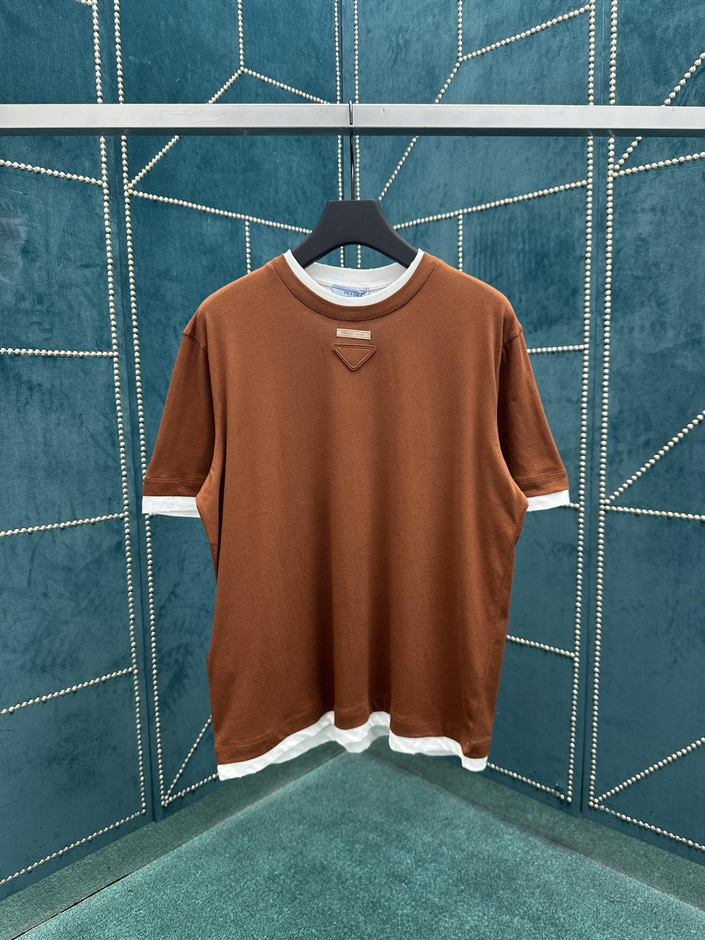 NO:496377,Prada 25ss new T-shirt gives the wardrobe basic items a new personality through hierarchical design. Jersey clothes are loosely silhouetted and decorated with a triangle logo tone. Size XS.S.M.L., prada,tees, t-shirt, alexander wang19860909普拉达25ss新款T恤通过层次设计赋予衣橱基础单品新的个性.平纹针织衣物呈现宽松廓形,并以同色三角形徽标装饰. 码数XS.S.M.L.,,prada,tees，t-shirt,alexander wang,Men's clothing