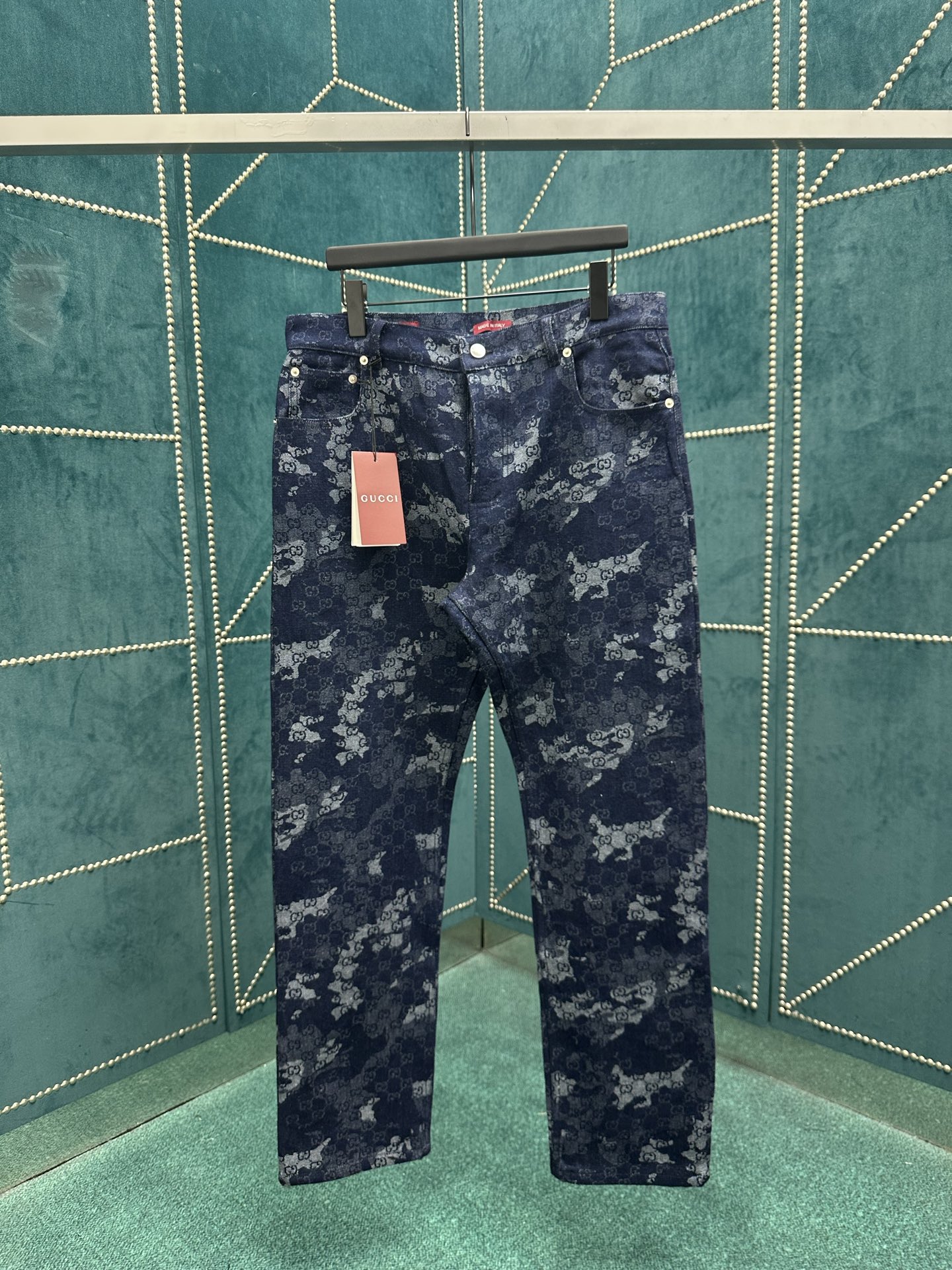 NO:496352,G Home 25ss new trousers are made of dark blue and ivory white GG marble-effect tannin jacquard fabric, embellished with Naplak leather labels, giving full play to the unique charm. S.M.L.XL., gucci, alexander wang19860909G家 25ss新款长裤采用深蓝色和象牙白GG大理石效果丹宁提花面料打造,缀饰Naplak皮革标签,尽释别样风韵. 码数S.M.L.XL.,,gucci,alexander wang,Men's clothing