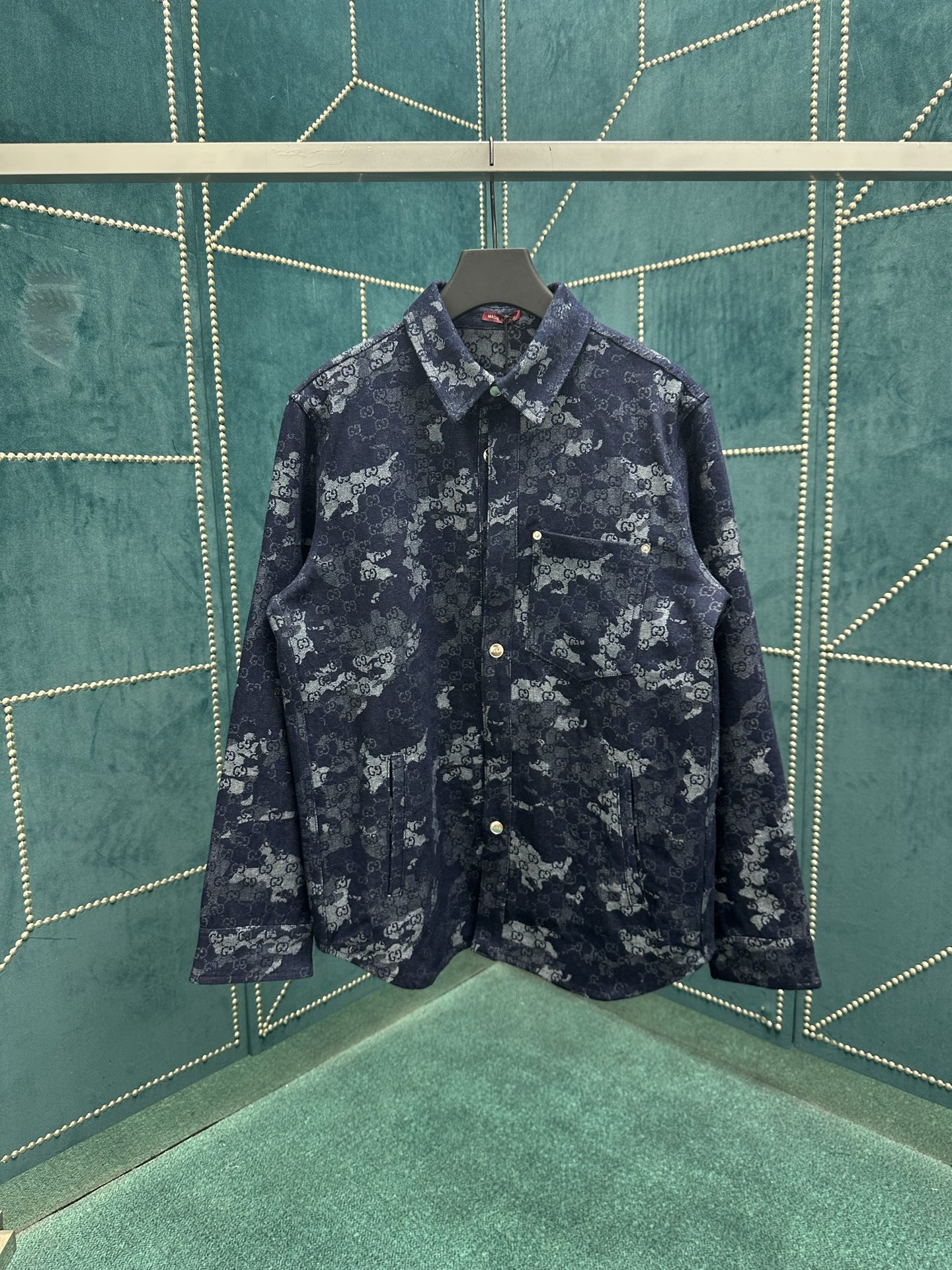 NO:496358,G Home 25ss new shirt is made of dark blue and ivory white GG marble-effect tannin jacquard fabric, embellished with Gucci metal buttons, giving it a unique charm. S.M.L.XL., gucci, gucci, Shirts, alexander wang19860909G家25ss新款衬衫采用深蓝色和象牙白色GG大理石效果丹宁提花面料打造,缀饰Gucci金属纽扣,尽释别样风韵. 码数S.M.L.XL.,,gucci,gucci,shirts,alexander wang,Men's clothing