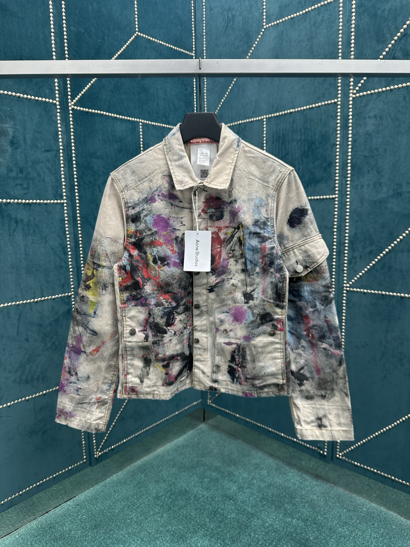 NO:496400,Acne 25ss new denim jacket, made of light blue rigid denim with colored and painted marking details. Codex XS.S.M.L.XL., acne studios, jackets & coats, alexander wang19860909Acne 25ss新款牛仔外套,由浅蓝色的刚性牛仔布制成,并带有有色和彩绘的标记细节. 码数XS.S.M.L.XL.,,acne studios,jackets & coats,alexander wang,Men's clothing