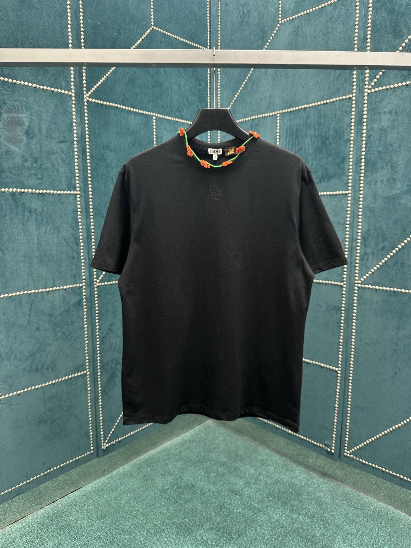 NO:498736,Loewe 25ss new light cotton T-shirt, collar embroidery floral crochet decoration, front Anagram embroidery. S.M.L.XL.,,loewe,alexander wang19860909罗意威 25ss新款轻盈棉质 T 恤,衣领点缀花卉钩织装饰,正面 Anagram 刺绣. 码数S.M.L.XL.,,loewe,alexander wang,Men's clothing