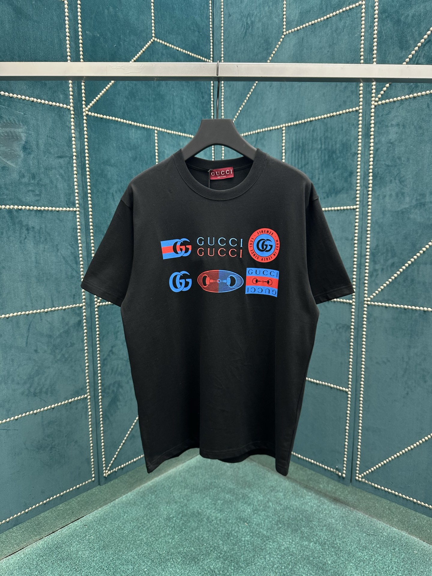 NO:498726,G Home 25ss new oversized T-shirt is made of black knitted cotton, with ingenious embellishment of Gucci logo prints and cleverly incorporated into low-key and restrained brand logo embroidery, adding the finishing touch to the entire design. S.M.L.XL., gucci, gucci, tees, t-shirt, alexander wang19860909G家 25ss新款超大版型T恤以黑色针织棉打造,匠心缀饰Gucci标识印花,并巧妙融入低调内敛的品牌标识刺绣,为整个设计增添点睛之笔. 码数S.M.L.XL.,,gucci,gucci,tees，t-shirt,alexander wang,Men's clothing