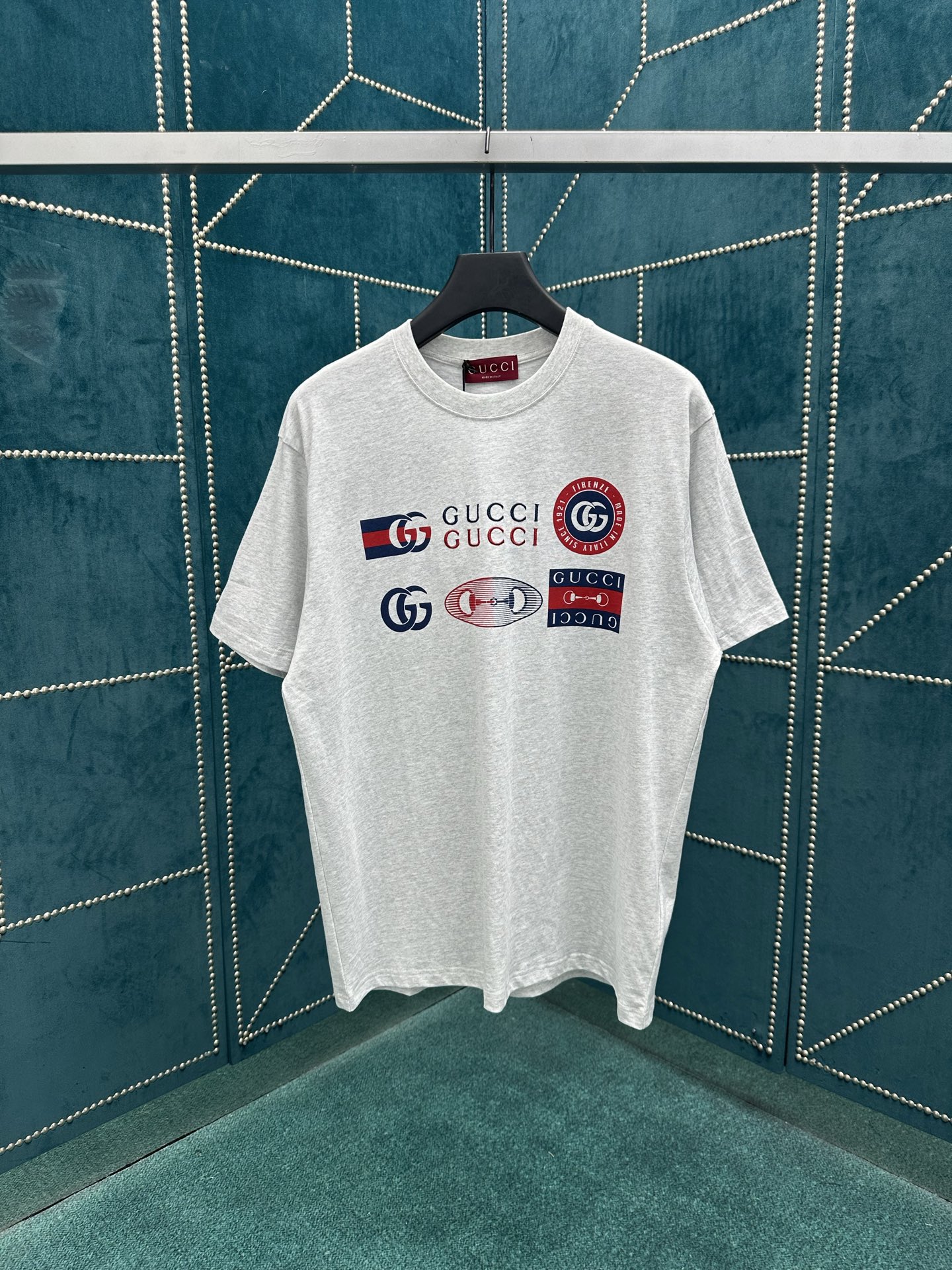 NO:498731,G Home 25ss new oversized T-shirt is made of gray knitted cotton, with ingenious embellishment of Gucci logo prints and cleverly incorporated into low-key and restrained brand logo embroidery, adding the finishing touch to the entire design. S.M.L.XL., gucci, gucci, tees, t-shirt, alexander wang19860909G家 25ss新款超大版型T恤以灰色针织棉打造,匠心缀饰Gucci标识印花,并巧妙融入低调内敛的品牌标识刺绣,为整个设计增添点睛之笔. 码数S.M.L.XL.,,gucci,gucci,tees，t-shirt,alexander wang,Men's clothing