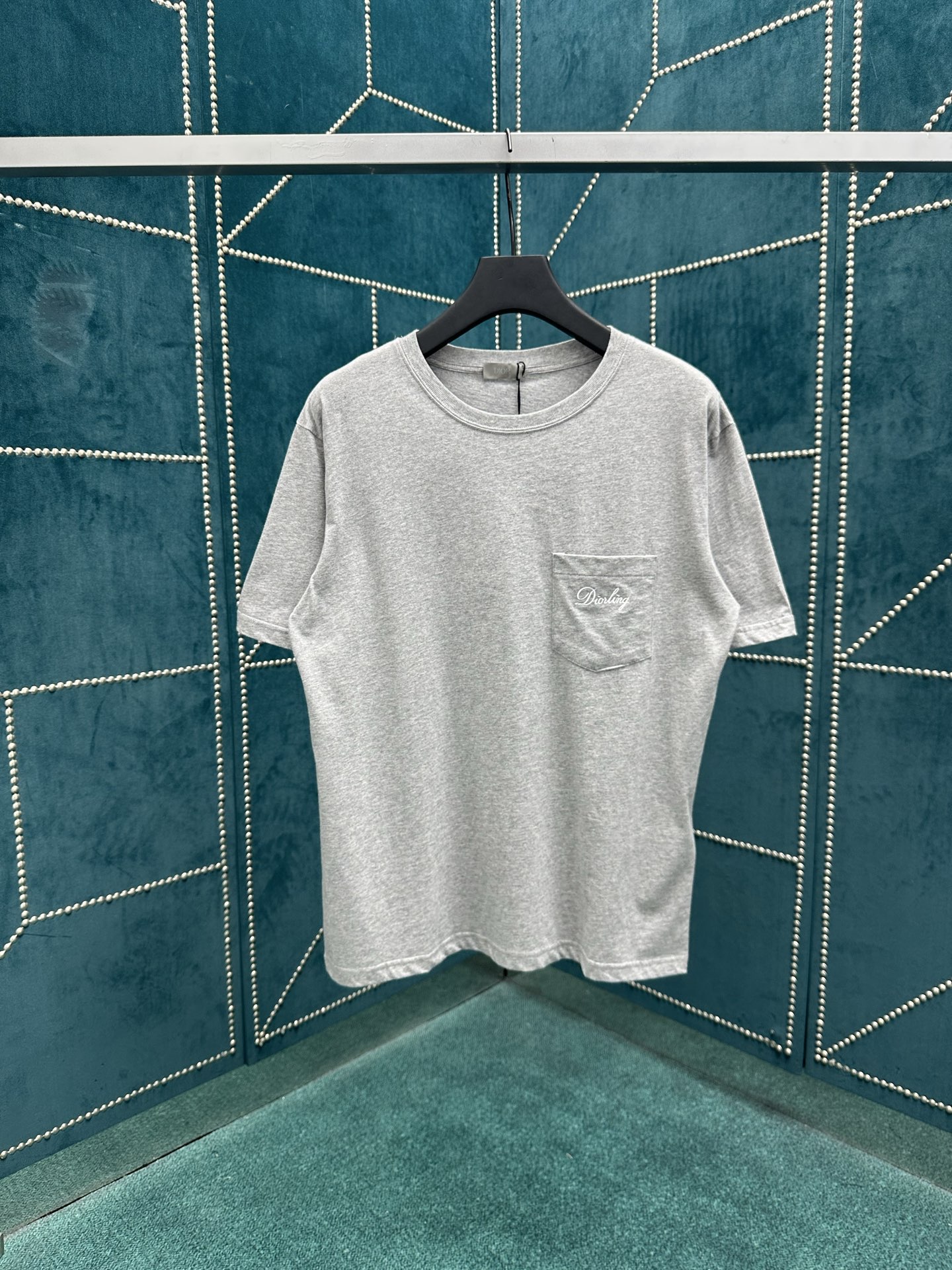 NO:498720,The new Dior 25ss T-shirt is a new product in the 2025 winter men's clothing series, decorated with Dior's love embroidery inspired by Dior archives, paying tribute to Dior's heritage. It is carefully crafted from white cotton jersey fabric with a ribbed round neck. The regular version can be easily matched with tailored trousers and oversized jeans. Size S.M.L.,,dior,dior,jeans,alexander wang19860909迪奥 25ss新款 T 恤是二零二五冬季男装系列新品,饰以灵感源自 Dior 档案的迪奥之爱刺绣,向 Dior 承传致敬.采用白色棉质平纹针织面料精心制作,搭配罗纹圆领.常规版型,可与精裁长裤和超大版型牛仔裤轻松搭配. 码数S.M.L.,,dior,dior,jeans,alexander wang,Men's clothing