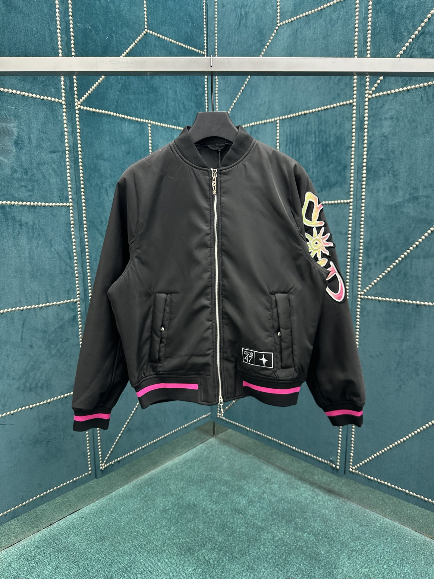 NO:501940,Dior 25ss new DIOR AND LEWIS HAMILTON short jacket is carefully crafted from black technology fabrics, with sleeves decorated with a joint series logo, reinterpreting the Dior logo in graphic style. It can be paired with trousers or jeans to create a comfortable and fashionable look. Size: S.M.L.,,dior,dior,jeans,jackets & coats,alexander wang19860909迪奥25ss新款DIOR AND LEWIS HAMILTON 短夹克 采用黑色科技面料精心制作,衣袖饰以联名系列标志,以图形风格重新诠释 Dior 标志.可搭配长裤或牛仔裤,打造舒适时髦的造型. 码数: S.M.L.,,dior,dior,jeans,jackets & coats,alexander wang,Men's clothing