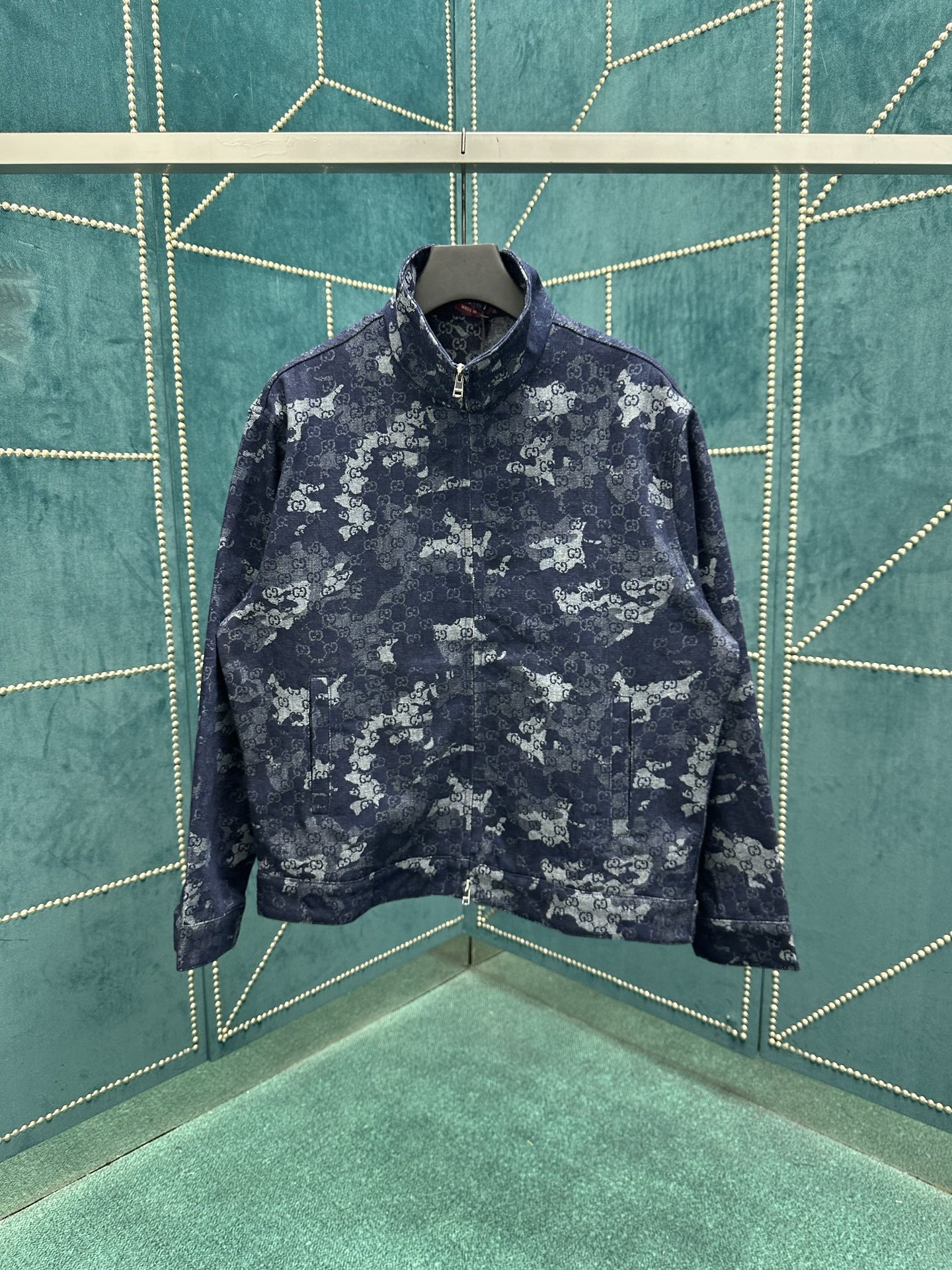 NO:501935,G Home 25ss new GG jacquard denim jacket combines denim clothing items with exquisite details, making daily style more elegant. This jacket is made of dark blue and ivory white denim jacquard fabric, giving a unique GG marble effect. S.M.L.XL., gucci, jackets & coats, alexander wang19860909G家25ss新款GG提花牛仔夹克 将丹宁服饰单品与精致细节融为一体,令日常造型更显高雅.这款夹克采用深蓝色和象牙白色丹宁提花面料打造,呈现别致GG大理石效果. 码数S.M.L.XL.,,gucci,jackets & coats,alexander wang,Men's clothing