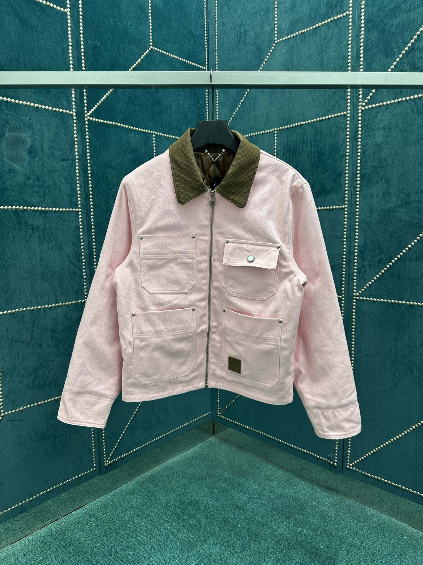 NO:501975,Donkey 25ss new craftsmanship waist jacket, echoing Nigo's Japanese cultural heritage with the soft tone of cherry blossoms. The light quilted lining can be flexible in the cross-season outfit, and the front Marque L.Vuitton Déposée leather label, ribbed corduroy effect leather collar and pearlescent snaps show the ingenious details. Count 46.48.50.52.,,louis vuitton,louis vuitton,jackets & coats,alexander wang19860909驴家 25ss新款工装束腰夹克,以樱花的柔美色调呼应 Nigo 的日本文化传承. 轻盈绗缝内衬可灵活融入跨季穿搭,正面 Marque L.Vuitton Déposée 皮革标签、罗纹灯芯绒效果皮革衣领和珠光按扣彰显匠心细节. 码数46.48.50.52.,,louis vuitton,louis vuitton,jackets & coats,alexander wang,Men's clothing