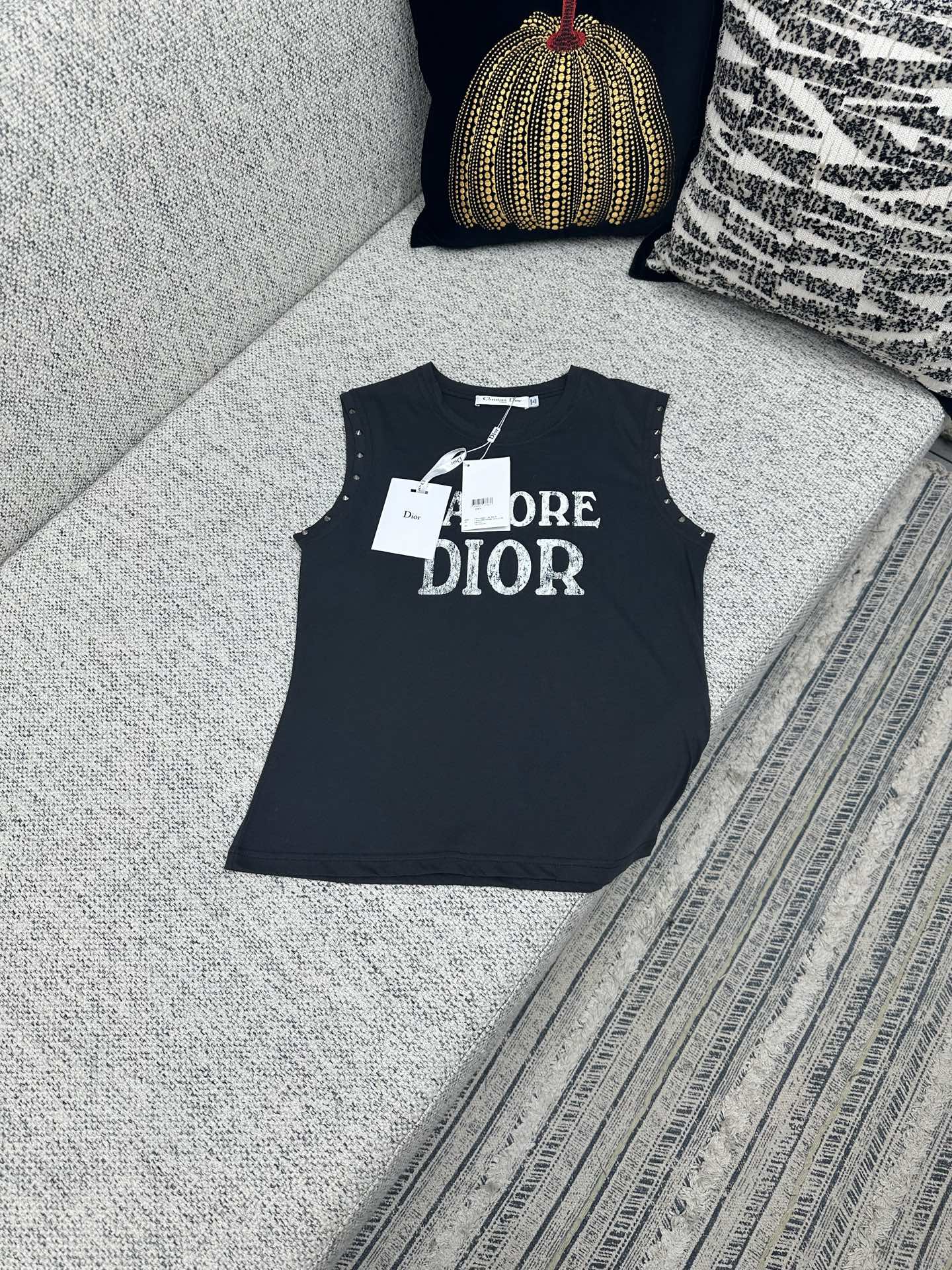 NO:502009,Dior 25ss new black vest is decorated with J'Adore Dior. It is carefully crafted from cotton jersey fabric, with a slim fit and accented with metal rivets. It can add exquisite style to all shapes, suitable for all seasons. S.M.L.,,dior,dior,alexander wang19860909迪奥 25ss新款黑色背心饰以 J'Adore Dior 字样.采用棉质平纹针织面料精心制作,修身版型,袖孔点缀以金属铆钉.可为各式造型增添精致风格,四季皆宜. 码数S.M.L.,,dior,dior,alexander wang,Men's clothing