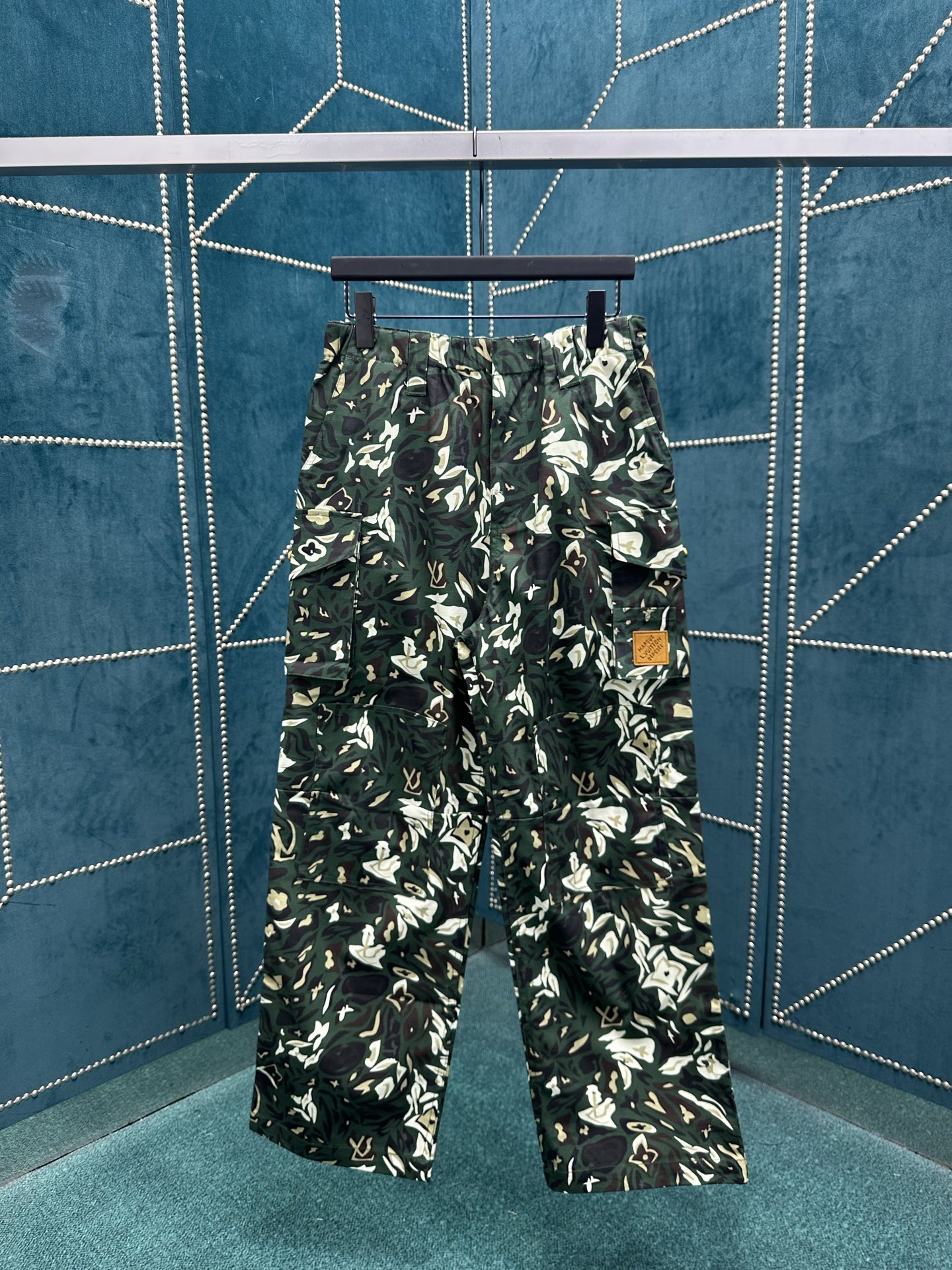 NO:501999,Donkey 25ss new Nigo co-branded model camouflage multi-pocket design trousers work pants men's size S.M.L.XL.,,louis vuitton,louis vuitton,alexander wang19860909驴家25ss新款 Nigo 联名款迷彩多口袋设计长裤工装裤 男款 码数S.M.L.XL.,,louis vuitton,louis vuitton,alexander wang,Men's clothing