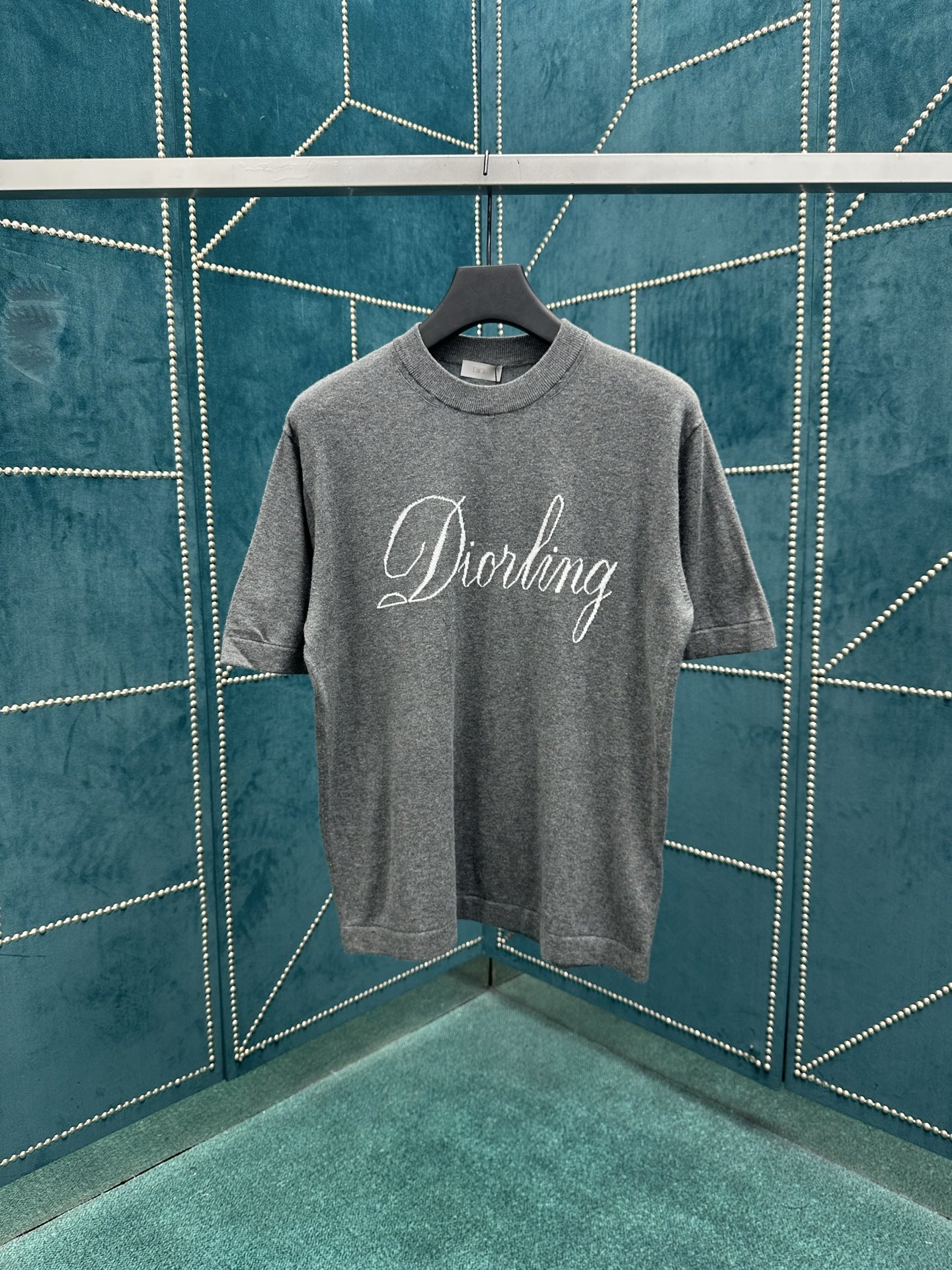 NO:501970,The new Dior 25ss T-shirt is a new product in the 2025 winter men's clothing series. It is decorated with an inlay-woven Dior love logo inspired by Dior's archives, paying tribute to Dior's inheritance. It is carefully crafted from gray wool-blend jersey fabric with a ribbed round neck. Casual tailoring can be matched with sports trousers to create a casual and fashionable look. S.M.L.XL.,,dior,dior,alexander wang19860909迪奥 25ss新款 T 恤是二零二五冬季男装系列新品,饰以灵感源自 Dior 档案的嵌花编织迪奥之爱标志,向 Dior 承传致敬.采用灰色绵羊毛混纺平纹针织面料精心制作,搭配罗纹圆领.休闲剪裁,可与运动长裤搭配,打造休闲时尚造型. 码数S.M.L.XL.,,dior,dior,alexander wang,Men's clothing