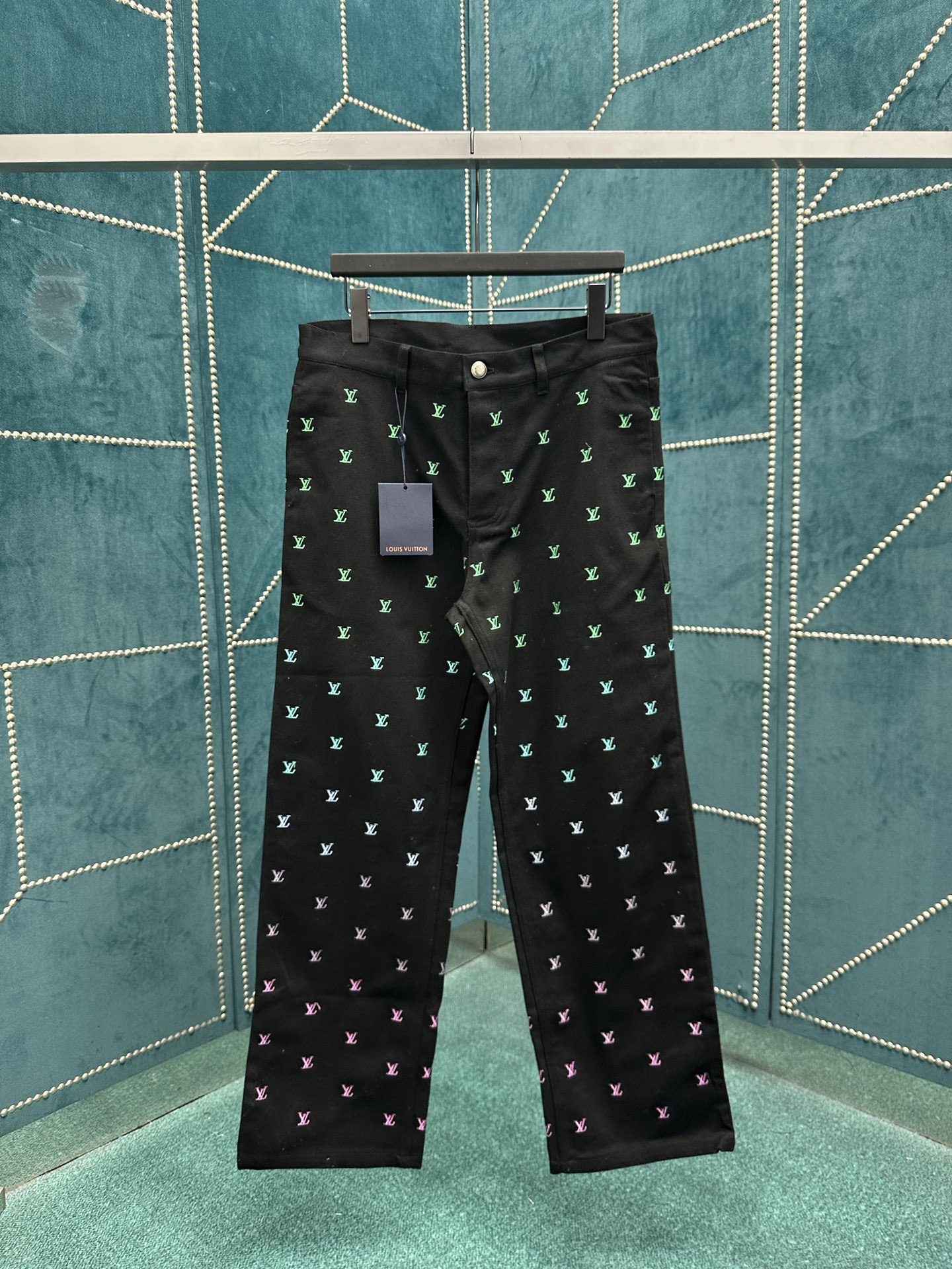 NO:501985,The new skateboard jeans of the Donkey 25ss use washing tannins to cut out the casual silhouette, and then use full-frame LV Blason embroidery to reveal the gradient theme of the spring series, which can inject attention and dynamic atmosphere into various shapes. The number of codes is 29.30.31.32.,,louis vuitton,louis vuitton,louis vuitton,jeans,alexander wang19860909驴家 25ss新款滑板牛仔裤选用水洗丹宁裁出休闲廓形,再以全幅 LV Blason 刺绣道出 春季系列的渐变主题,可为各式造型注入瞩目动感气息. 码数29.30.31.32.,,louis vuitton,louis vuitton,louis vuitton,jeans,alexander wang,Men's clothing