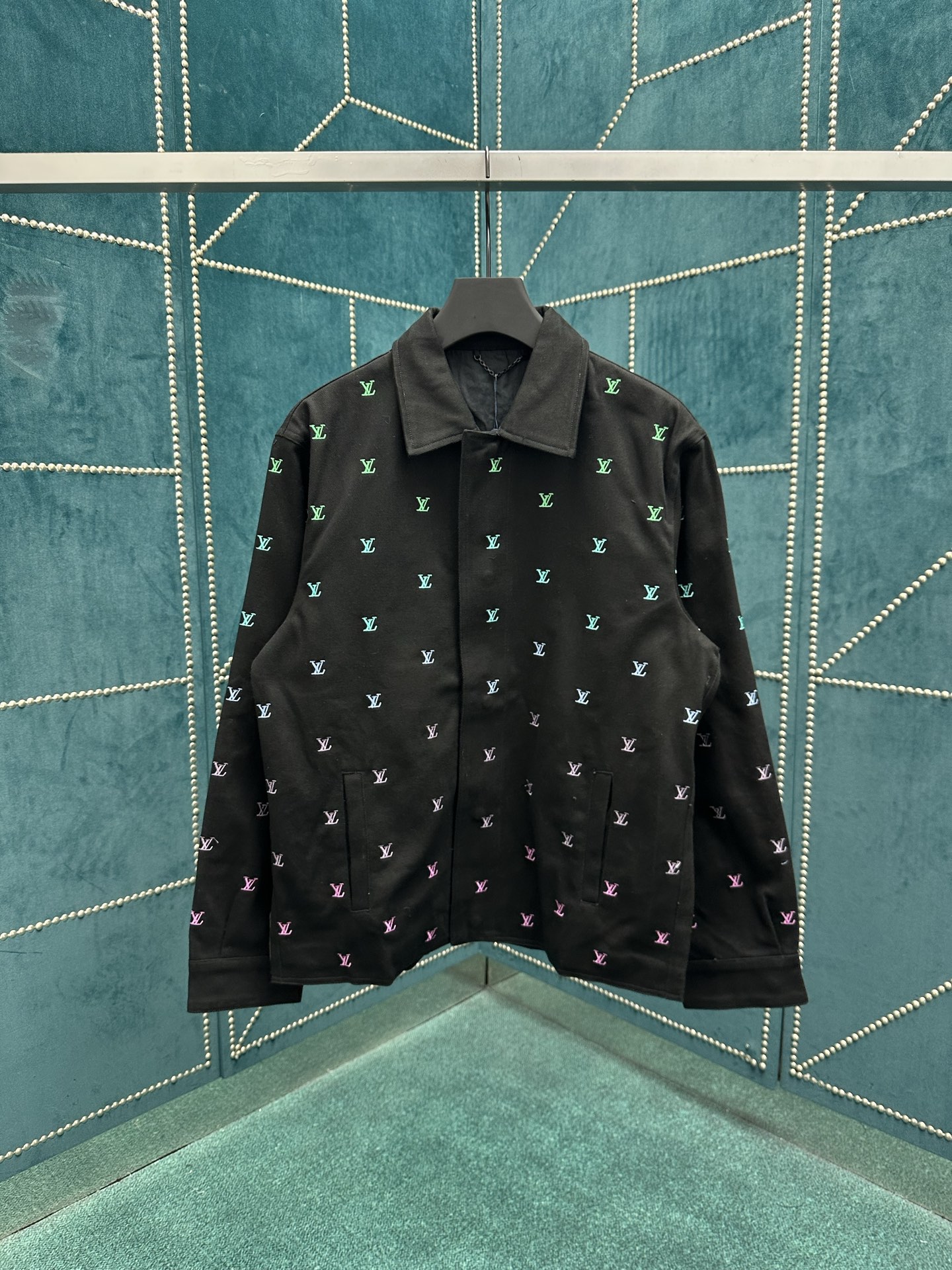 NO:501989,Donkey 25ss new coach jacket is made of water-washed tannin, which highlights the exquisite atmosphere with the gorgeous gradient of the full-frame LV Blason embroidery pattern. It can create a highlight style with the same skateboard pants. The number is 46.48.50.52.,,louis vuitton,louis vuitton,louis vuitton,jackets & coats,alexander wang19860909驴家25ss新款教练夹克取材水洗丹宁布,以全幅 LV Blason 刺绣图案的绚烂渐变彰显考究气息.可与同款滑板裤共筑瞩目造型. 码数46.48.50.52.,,louis vuitton,louis vuitton,louis vuitton,jackets & coats,alexander wang,Men's clothing