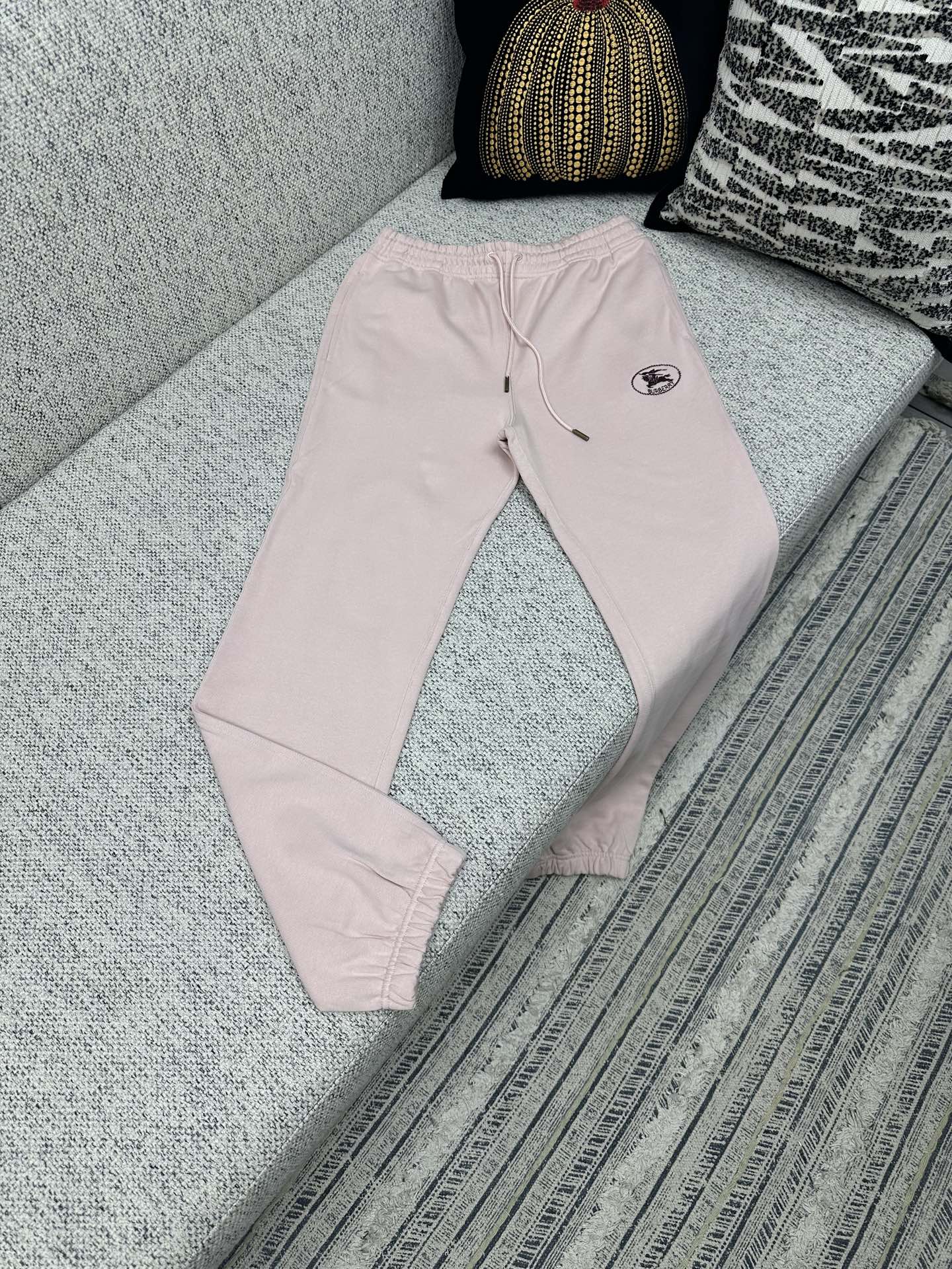 NO:502002,Burberry 25ss new EKD knight embroidered cotton drawstring solid color knitted sweatpants for women pink high version S.M.L., burberry, alexander wang19860909巴宝莉25ss新款EKD骑士刺绣棉质抽绳纯色针织运动裤 女款 粉色 高版本 码数S.M.L.,,burberry,alexander wang,Men's clothing