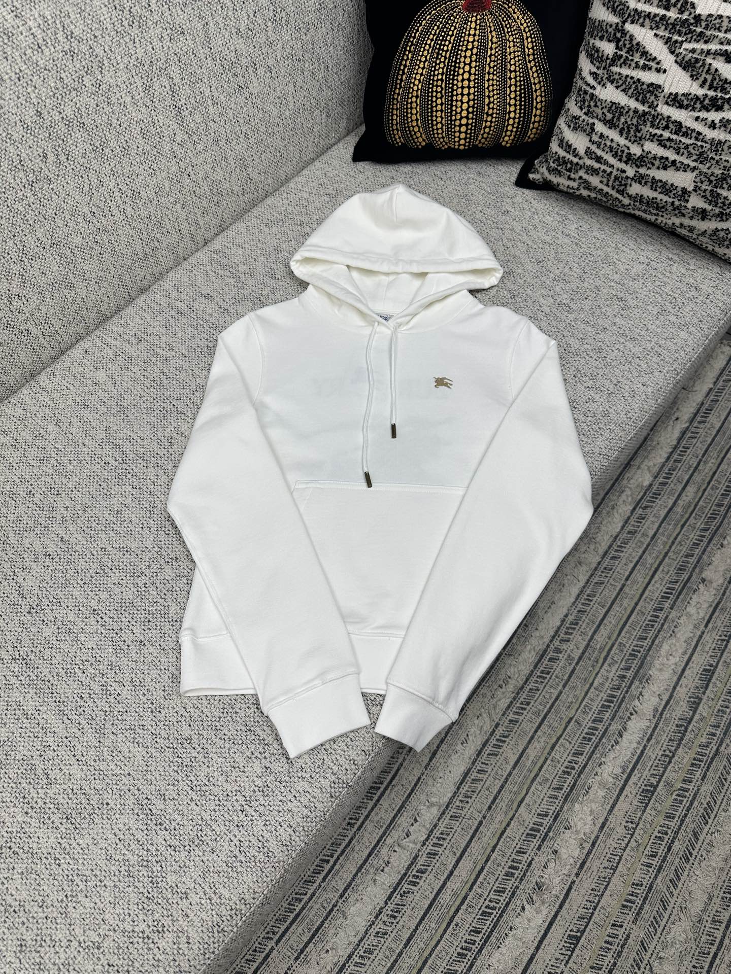 NO:501993,Set of Burberry 25ss new logo embroidered hooded long-sleeved sweatshirts for women white high-end S.M.L., burberry, hoodie, sweatshirts, hats, alexander wang19860909一套 巴宝莉 25ss新款徽标刺绣连帽长袖卫衣 女款 白色 高版本 码数S.M.L.,,burberry,hoodie,sweatshirts,hats,alexander wang,Men's clothing