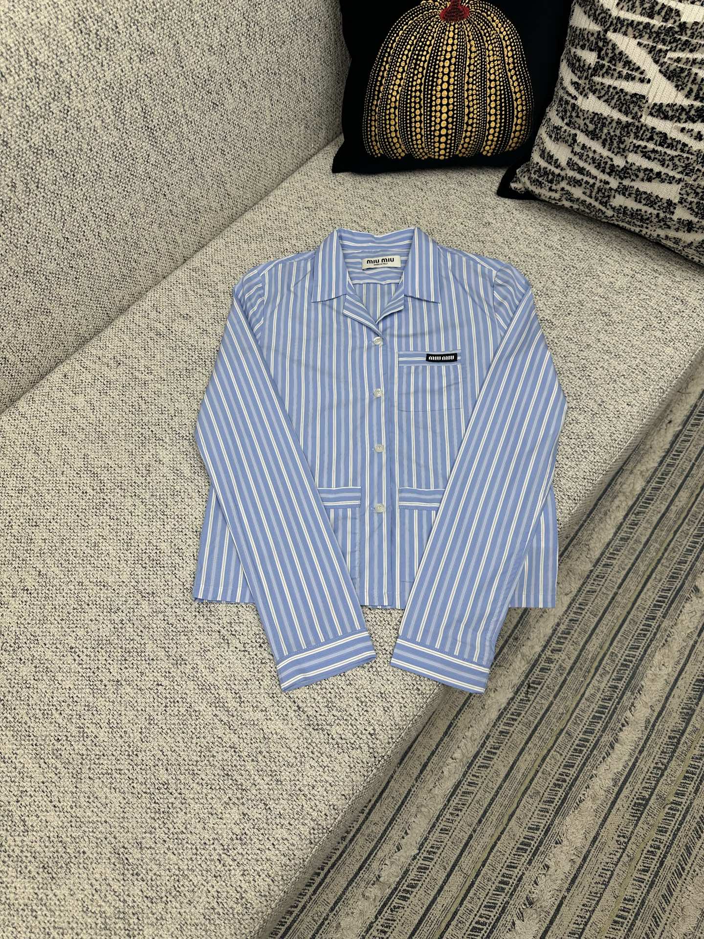 NO:501981,MIUMIU 25ss new straight-tube pure cotton long-sleeved striped shirt square collar for women, high-end version, size 36.38.40.,,miumiu,shirts,alexander wang19860909MIUMIU 25ss新款直筒纯棉长袖条纹衬衫方领 女款 高版本 码数36.38.40.,,miumiu,shirts,alexander wang,Men's clothing
