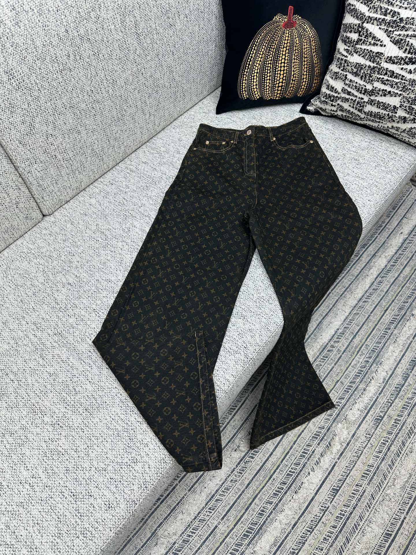 NO:501971,The new straight-leg jeans from the brand's collection of hard boxes are drawn inspiration, and the design is upgraded with full laser Monogram pattern. The contrasting bright lines set off a structured retro appearance, and the carpenter tool fixing ring in the back pocket highlights the workwear style. S.M.L.,,louis vuitton,louis vuitton,jeans,alexander wang19860909驴家25ss新款直筒牛仔裤向品牌典藏硬箱汲取灵感,以全幅激光 Monogram 图案升级设计.撞色明线烘托富有结构感的复古外观,后袋的木匠工具固定环彰显工装风范. 码数S.M.L.,,louis vuitton,louis vuitton,jeans,alexander wang,Men's clothing