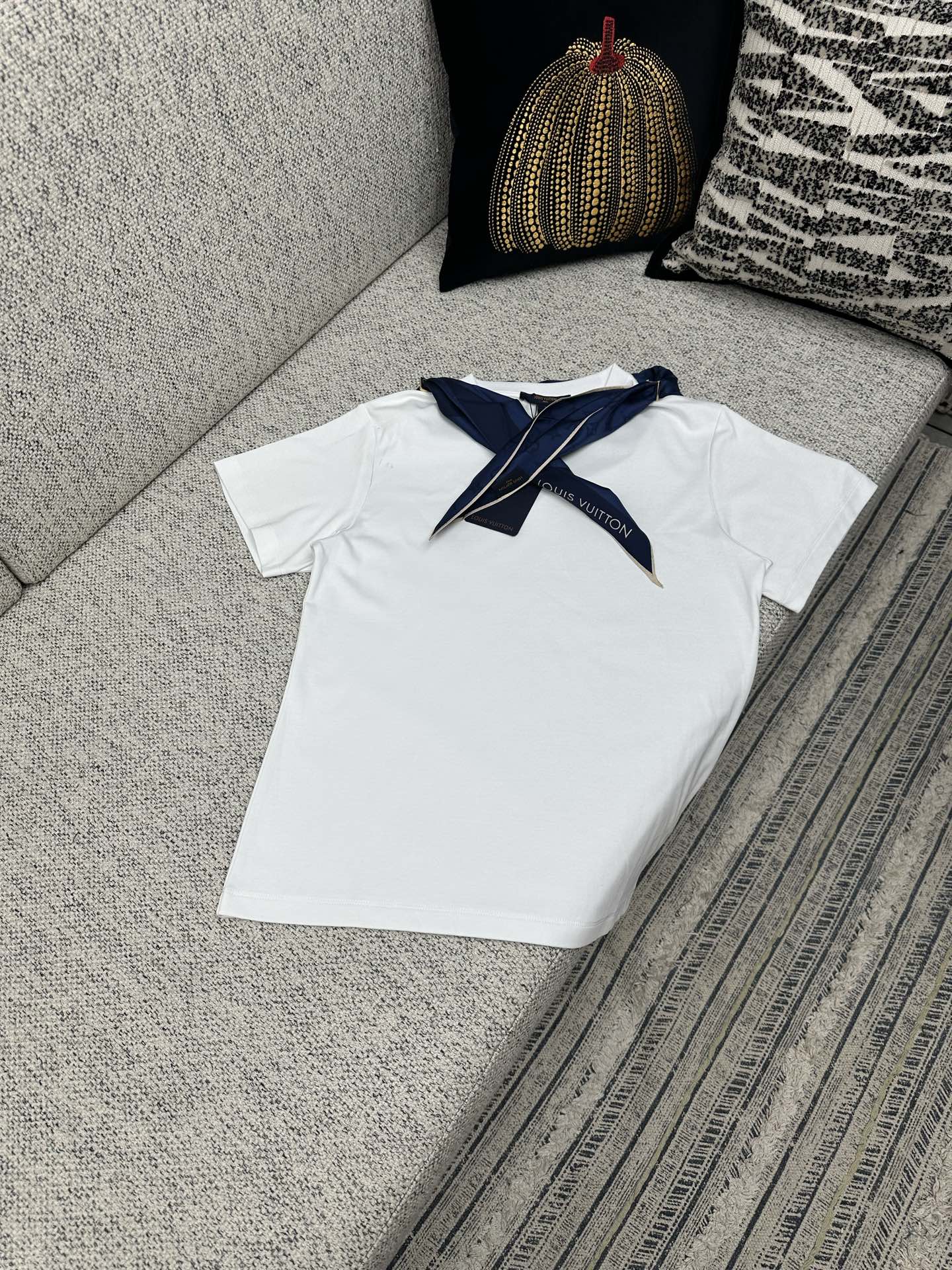 NO:501959,The new T-shirt of the 25ss is made of breathable cotton knitted, and the daily shape is upgraded with a casual silhouette. The mulberry silk scarf is fixed to the shoulder with a D-shaped ring, and the nautical pattern and Louis Vuitton logo are embellished on it, revealing elegant charm. The neckline LV chain belt decoration adds a classic touch. The number of 36.38.40.,,louis vuitton,louis vuitton,louis vuitton,alexander wang19860909驴家25ss新款 T 恤取材透气棉质针织,以闲适廓形升级日常造型.桑蚕丝围巾借 D 形环固定于肩部,航海图案与路易威登标识点缀其上,流露优雅韵味.领口 LV 链带装饰再添经典一笔. 码数36.38.40.,,louis vuitton,louis vuitton,louis vuitton,louis vuitton,alexander wang,Men's clothing