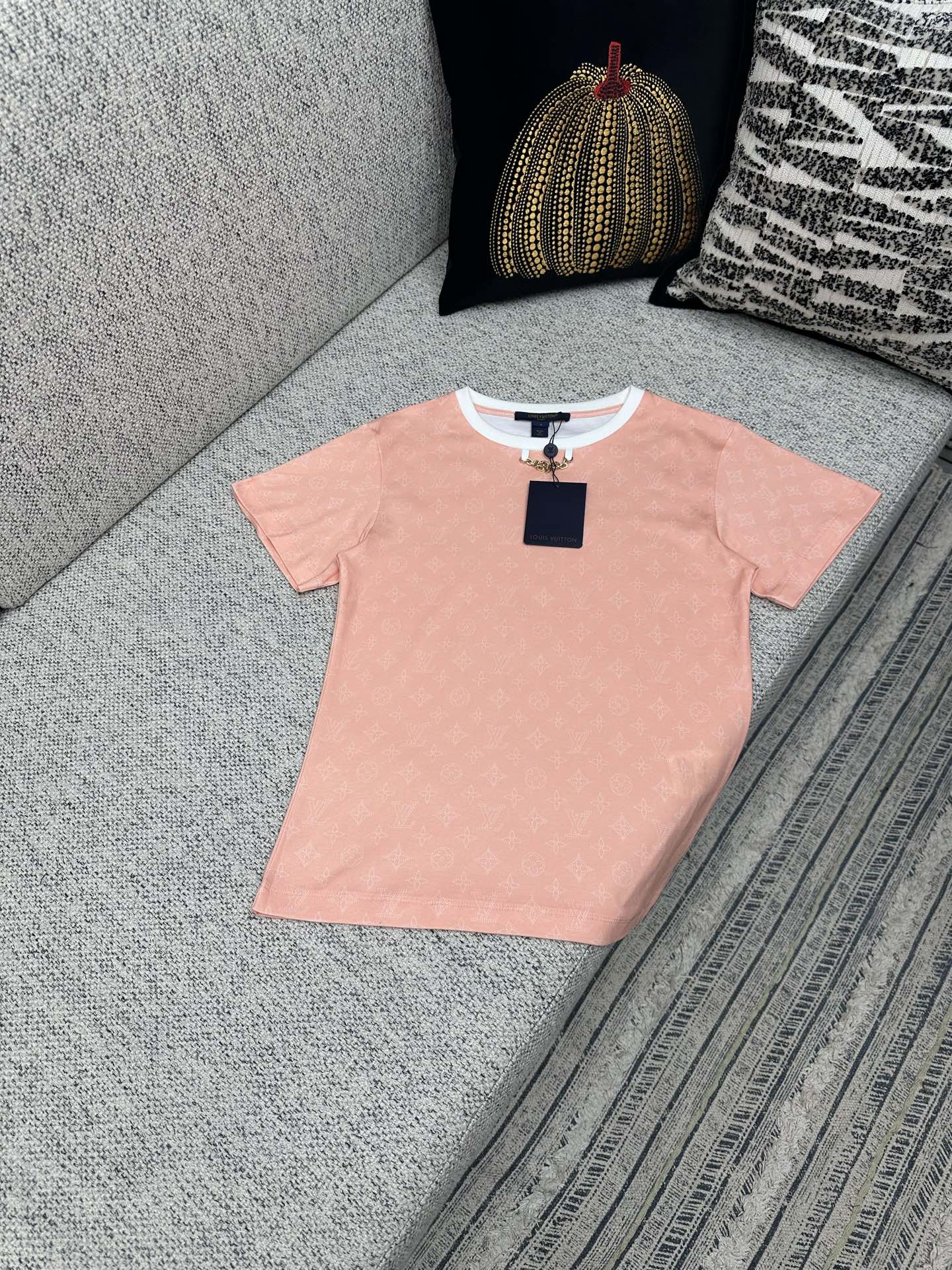 NO:501947,Donkey 25ss new T-shirt is made of breathable cotton knitted, and it upgrades daily style with a casual silhouette. The neckline LV chain belt decoration adds a classic touch. The number of codes is 36.38.40.,,louis vuitton,louis vuitton,louis vuitton,alexander wang19860909驴家25ss新款 T 恤取材透气棉质针织,以闲适廓形升级日常造型.领口 LV 链带装饰再添经典一笔. 码数36.38.40.,,louis vuitton,louis vuitton,louis vuitton,alexander wang,Men's clothing