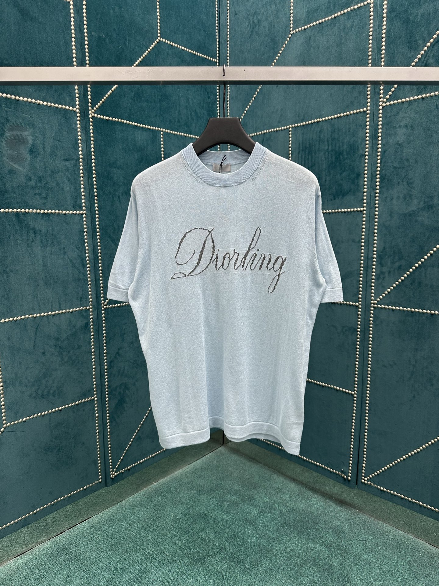 NO:504915,The new Dior 25ss T-shirt is a new product in the 2025 winter men's clothing series. It is decorated with an inlay-woven Dior love logo inspired by Dior's archives, paying tribute to Dior's inheritance. It is carefully crafted with blue wool blend jersey fabric and matched with a ribbed round neck. Casual tailoring can be matched with sports trousers to create a casual and fashionable look. S.M.L.XL.,,dior,dior,alexander wang19860909迪奥 25ss新款 T 恤是二零二五冬季男装系列新品,饰以灵感源自 Dior 档案的嵌花编织迪奥之爱标志,向 Dior 承传致敬.采用蓝色绵羊毛混纺平纹针织面料精心制作,搭配罗纹圆领.休闲剪裁,可与运动长裤搭配,打造休闲时尚造型. 码数S.M.L.XL.,,dior,dior,alexander wang,Men's clothing