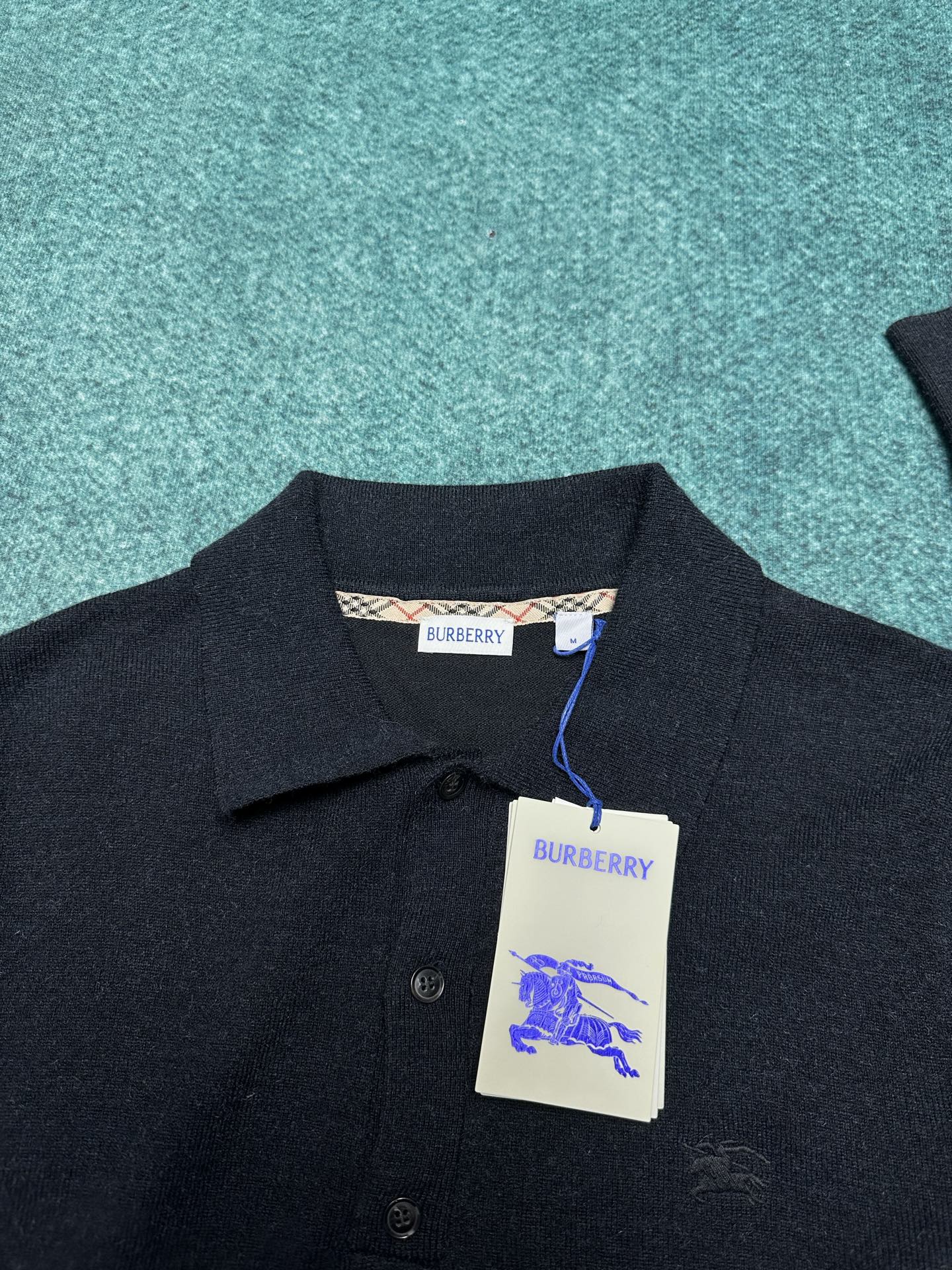 “P684 Pablo 25ss New Knitted Shirts: Light Wool Twirling Fabrics with Horseman Emblem. Available in Various Sizes” - 图片 3