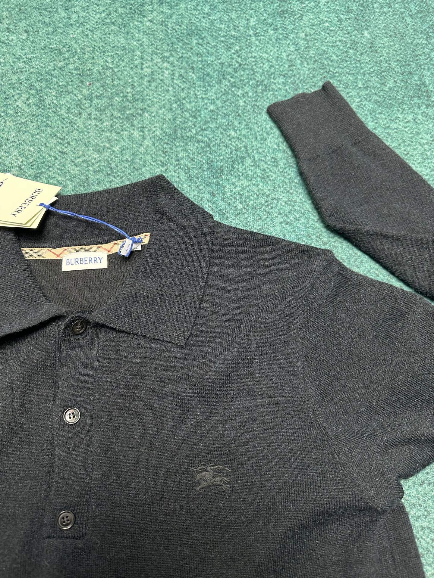 “P684 Pablo 25ss New Knitted Shirts: Light Wool Twirling Fabrics with Horseman Emblem. Available in Various Sizes” - 图片 4
