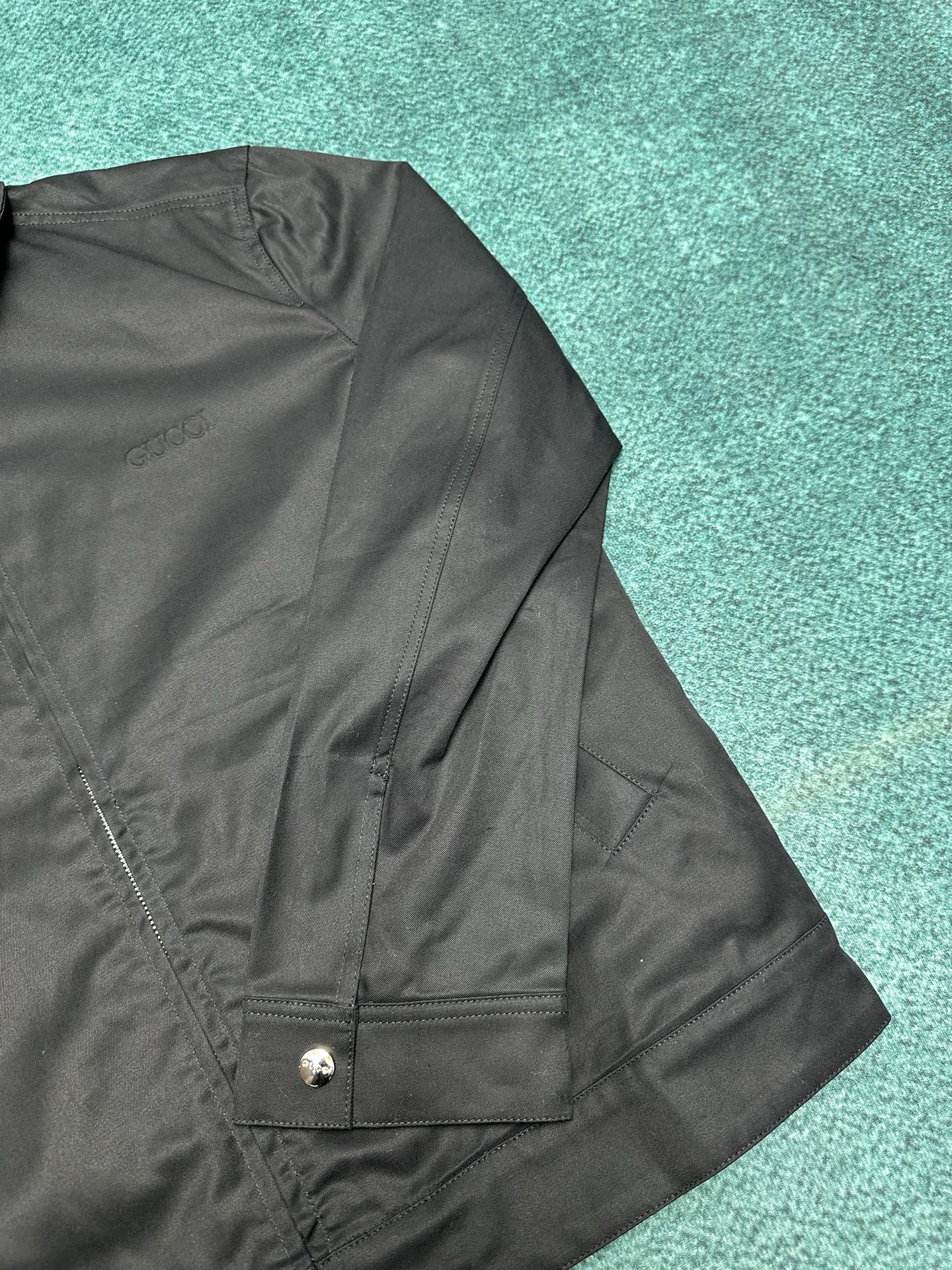 “New P900 G’s Cotton Jacket with Embroidery Detail and Gucci Stamped Markings in Black, Gray, and Green” - 图片 5