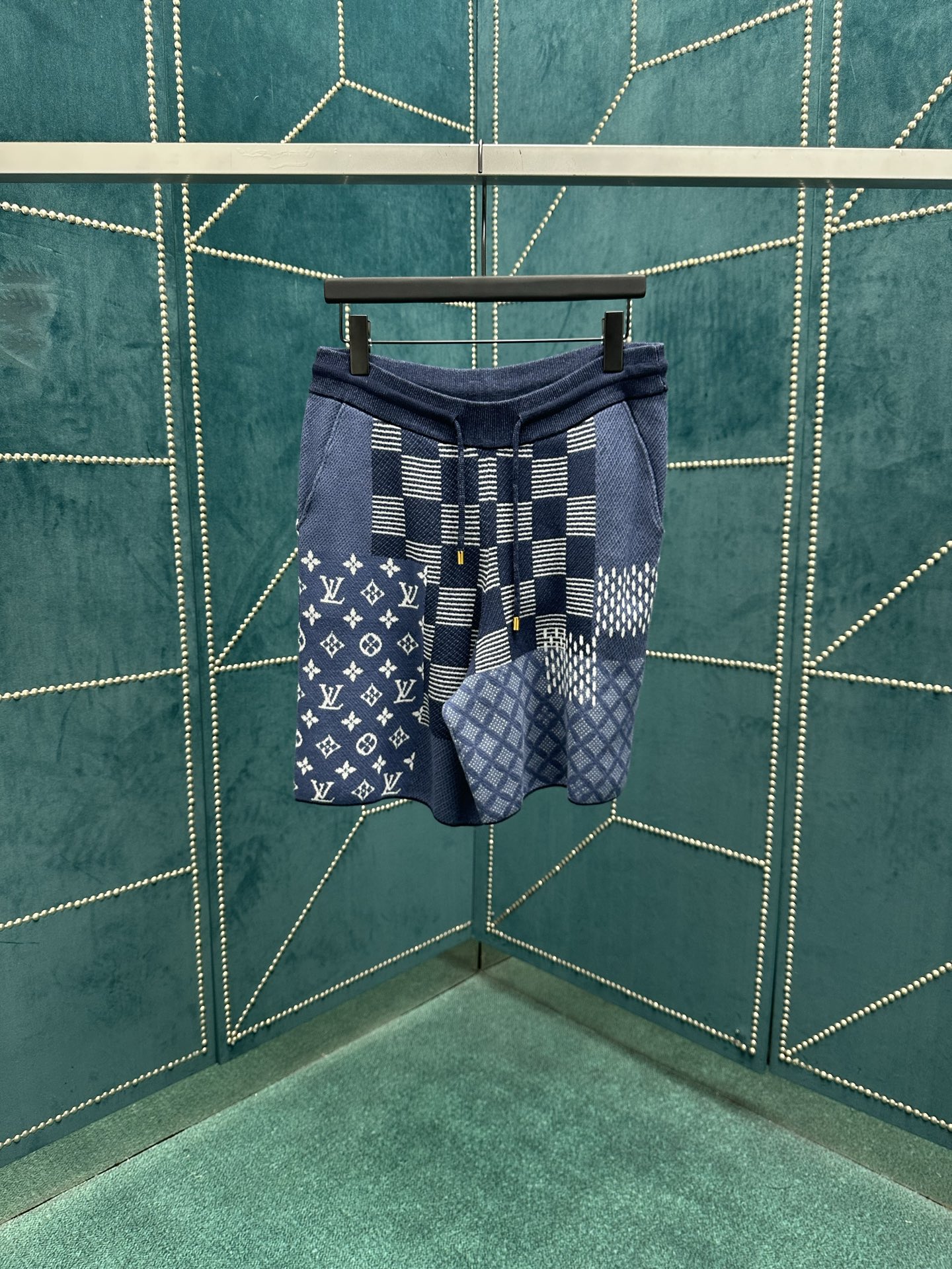 NO:504917,Donkey 25ss new knitted shorts This shorts continues the autumn and winter show to greet Louis Vuitton collection design. The complex inlay splicing technology combines multiple brand elements, and light cotton knitted to create a casual style. It can create a summer style with the same round neck shirt. Size S.M.L.XL.,,louis vuitton,louis vuitton,louis vuitton, shorts,alexander wang19860909驴家25ss新款针织短裤 本款短裤延续 秋冬秀场对路易威登典藏设计的致意.繁复嵌花拼接工艺融汇多重品牌元素,轻盈棉质针织裁出休闲版型.可与同款圆领衫共筑夏日格调. 码数S.M.L.XL.,,louis vuitton,louis vuitton,louis vuitton,shorts,alexander wang,Men's clothing