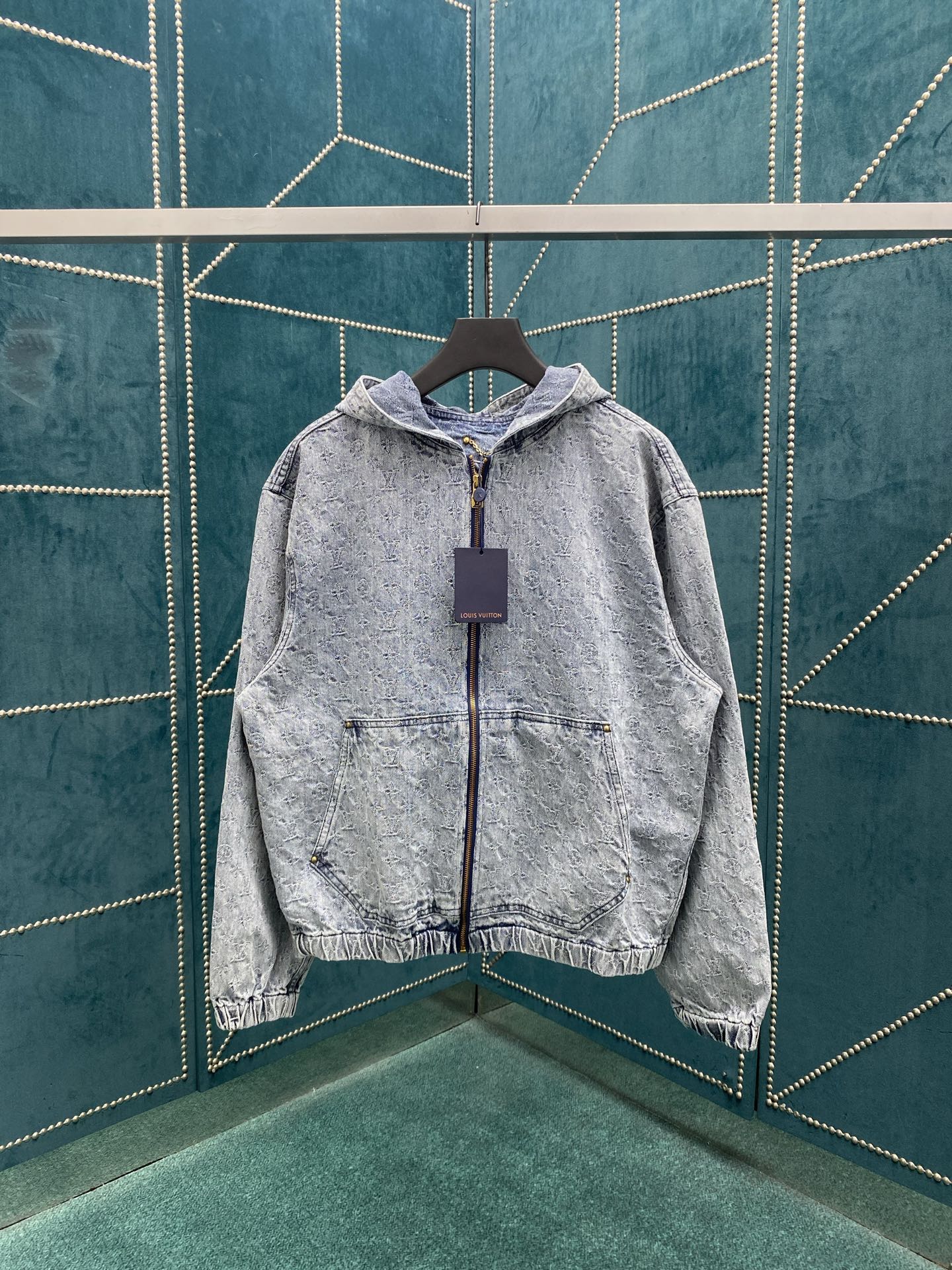 “Glamorous Cowboy Shirt Coat with Monogram Drawings in Various Sizes” - 图片 1