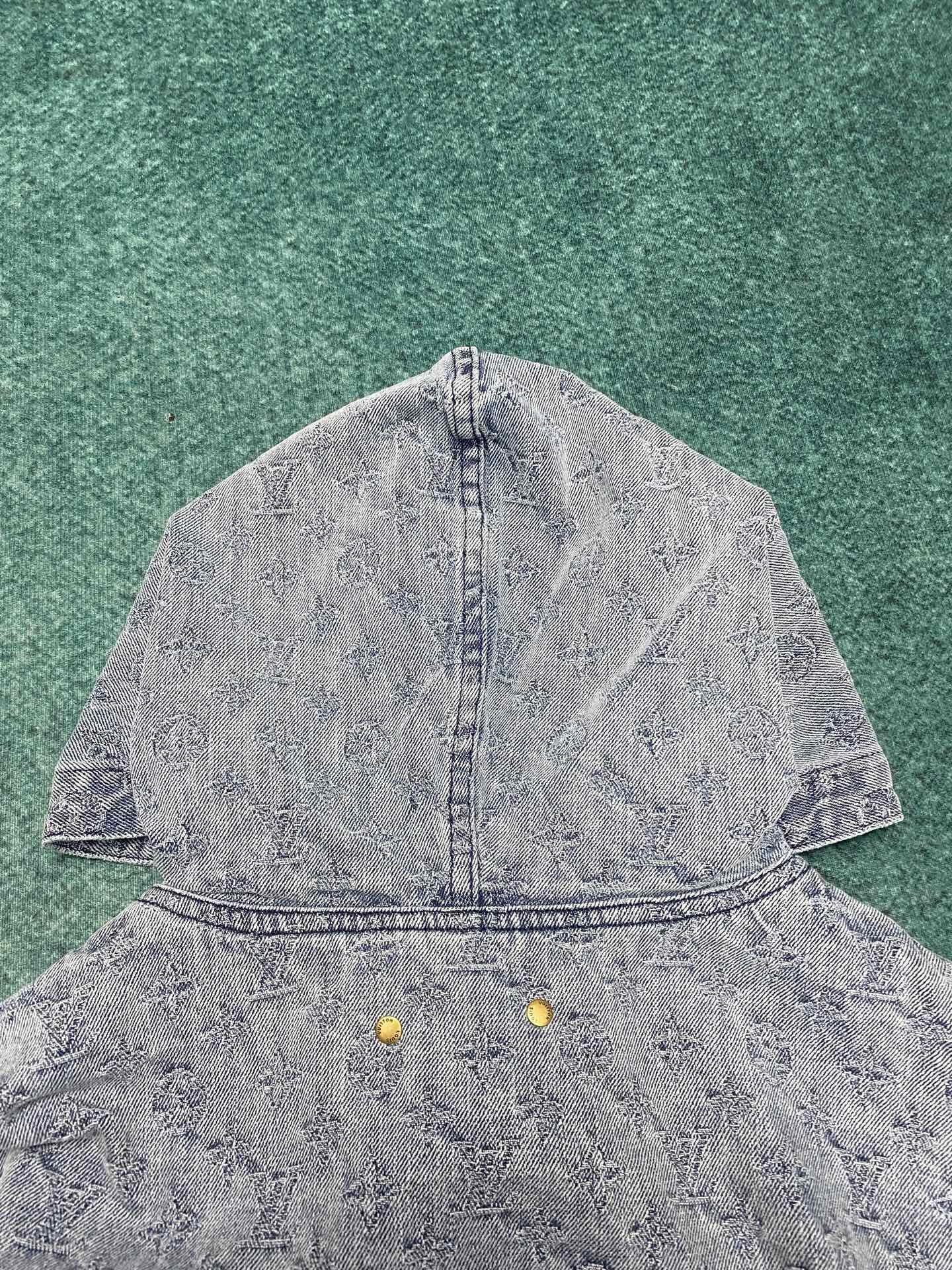 “Glamorous Cowboy Shirt Coat with Monogram Drawings in Various Sizes” - 图片 9